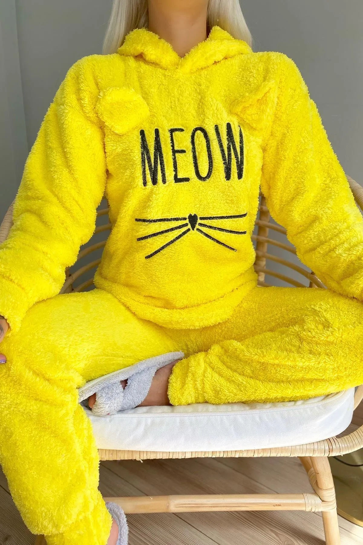 Pijamaevi  Gelbes Meow-gemustertes Vollplüsch-Pyjama-Set