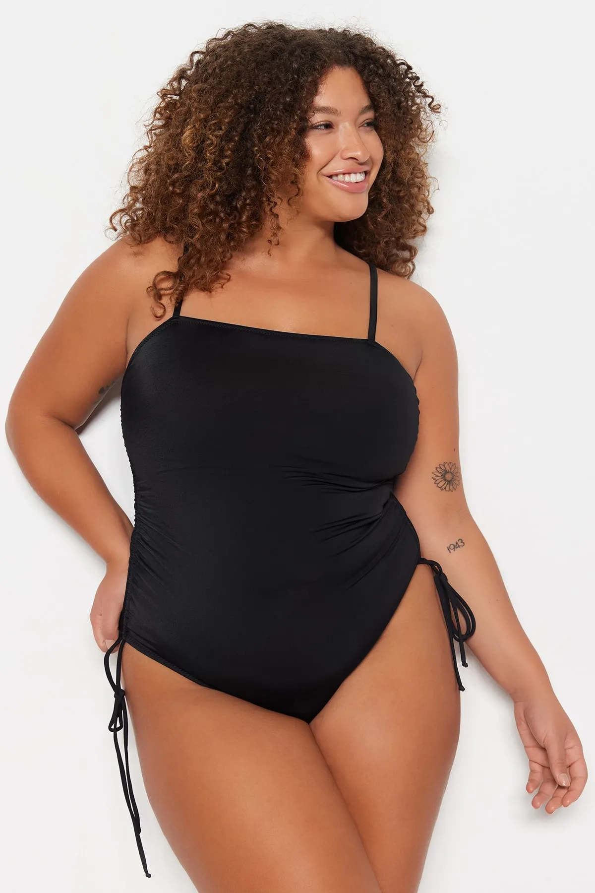 Trendyol Curve  Schwarzer, seitlich geraffter, verstellbarer Badeanzug mit Erholungseffekt TBBSS23AM00041