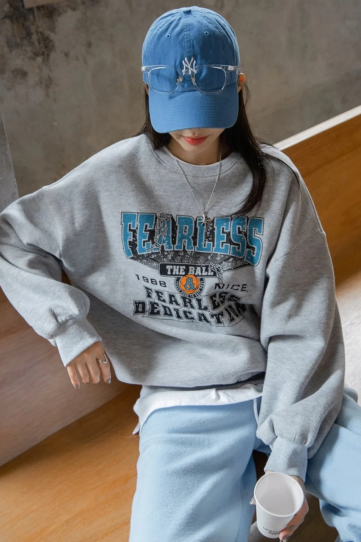 MODAGEN  Graues Unisex-Kapuzenpullover mit Oversize-Aufdruck