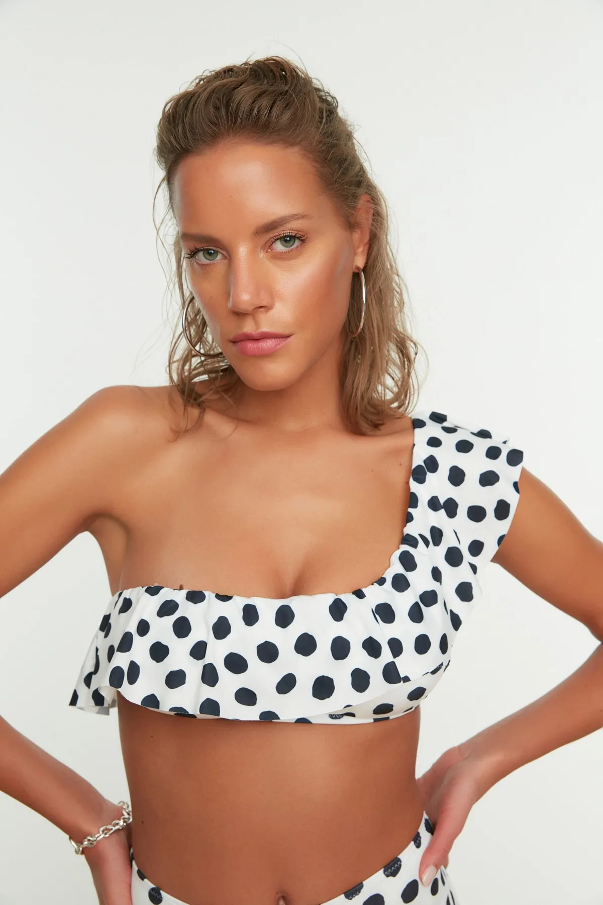 Trendyol Collection  One-Shoulder-Bikinioberteil mit gepunktetem Volant TBESS21BU0039