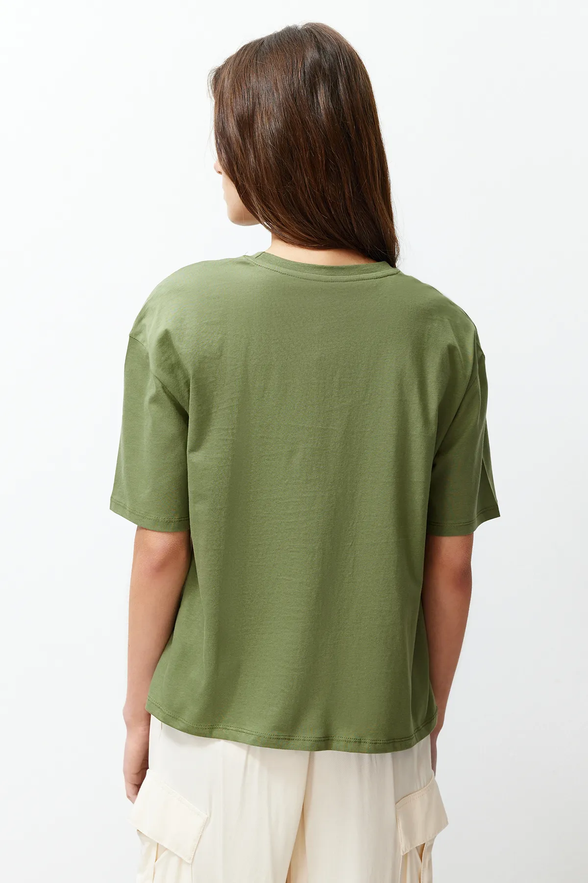 Trendyol Collection  Khakifarbenes, 100 % Baumwolle bedrucktes, entspanntes/weites, entspannt geschnittenes Strick-T-Shirt mit Rundhalsausschnitt TWOSS23TS00267