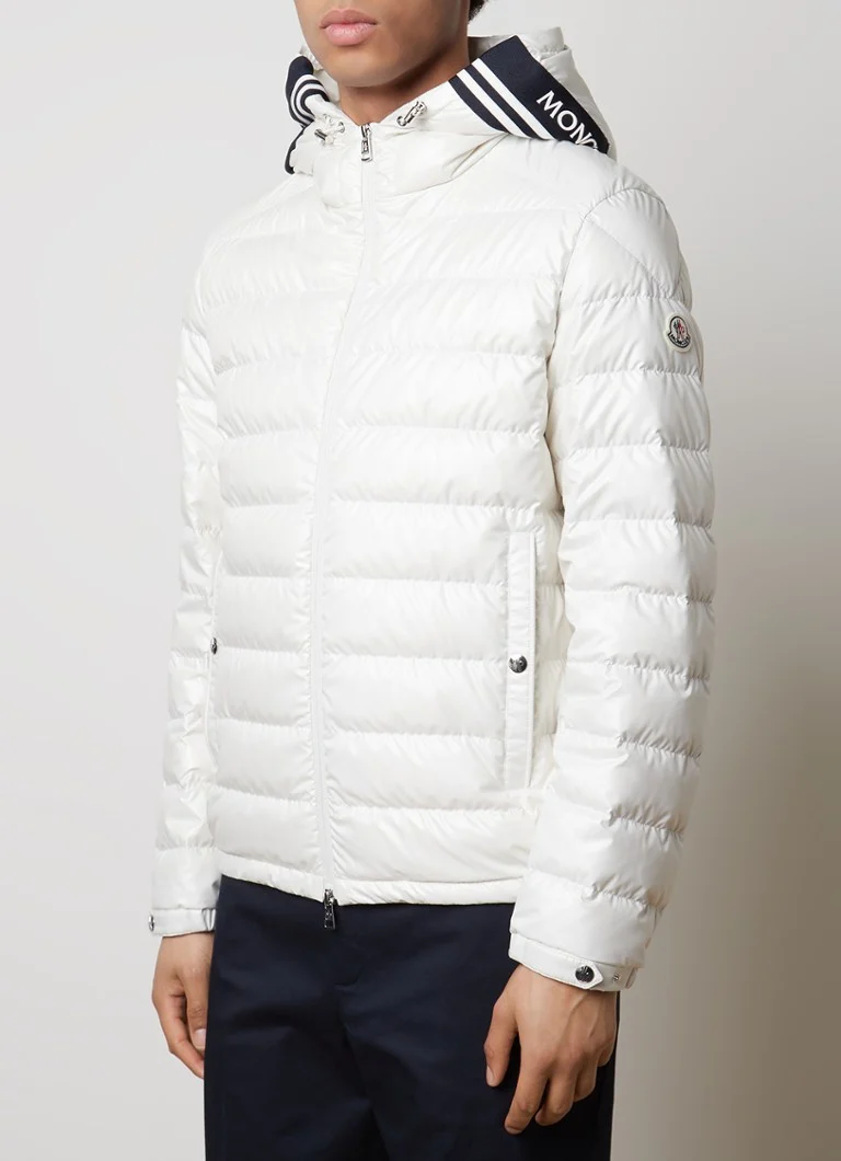 Jachetă matlasată Moncler Cornour cu umplutură de puf și buzunare laterale.