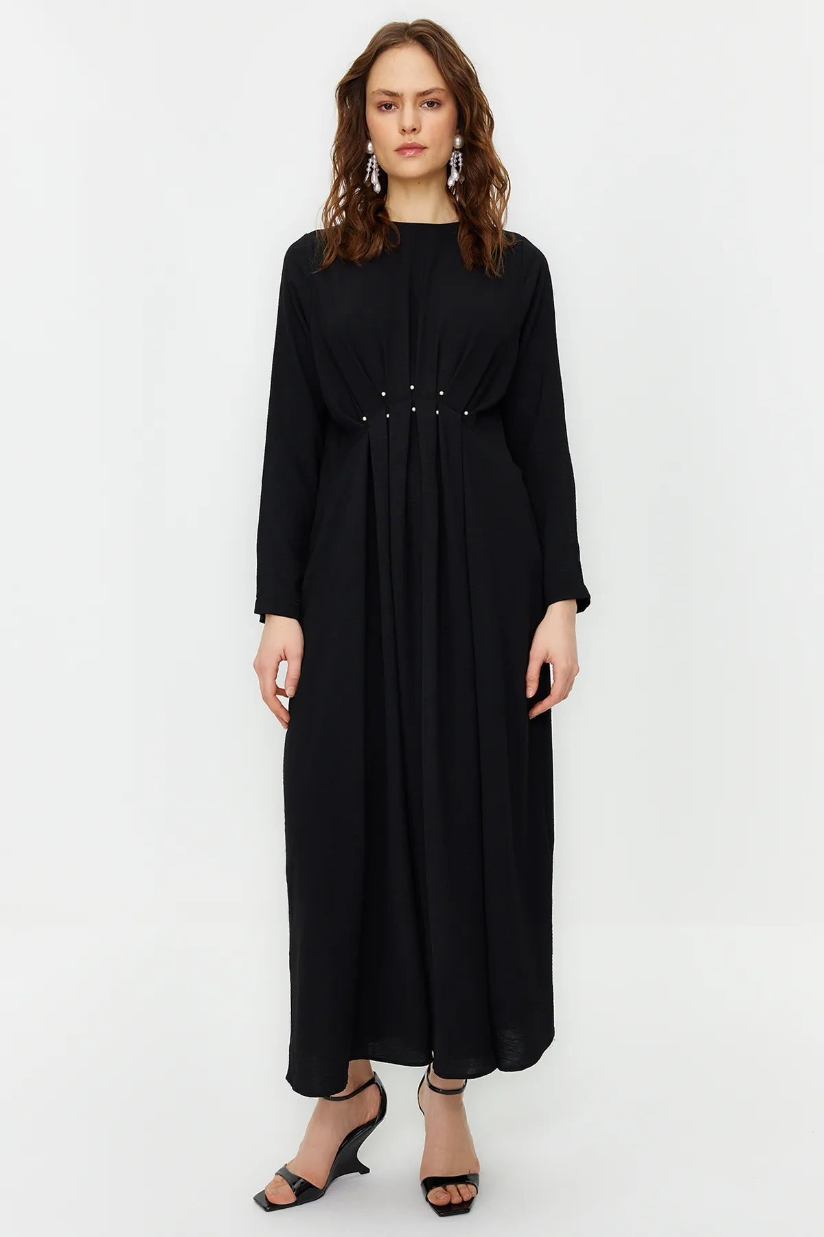 Trendyol Modest  Schwarzes, mit Perlen besetztes Aerobin-Webkleid TCTSS24EB00030