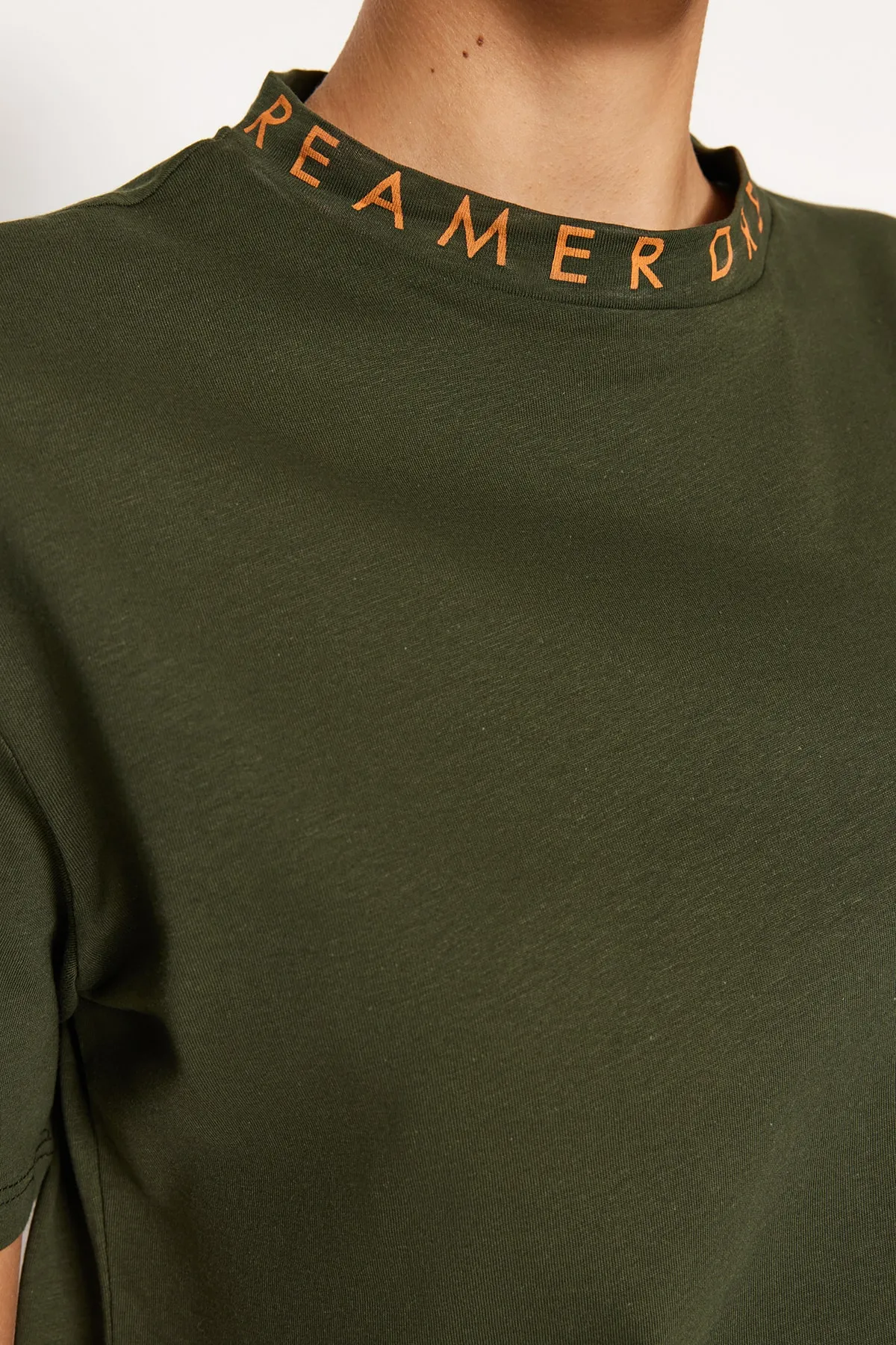 Trendyol Collection  Grünes Basic-Strick-T-Shirt aus 100 % Baumwolle mit Slogan-Print und Stehkragen TWOAW20TS0099