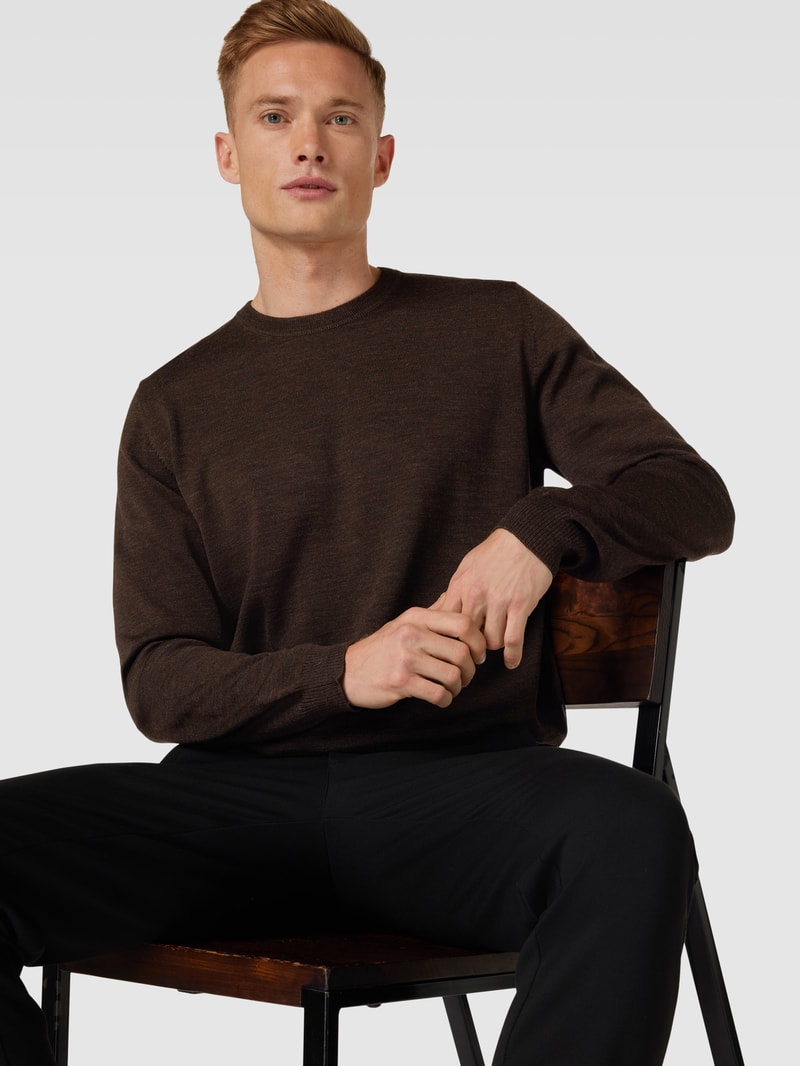 Strickpullover mit gerippten Abschlüssen in schokobraun