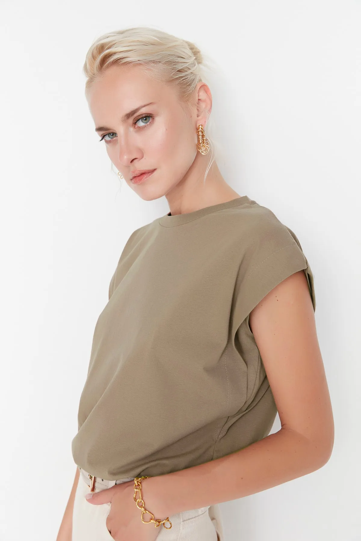 Trendyol Collection  Nerzfarbenes Basic-Strick-T-Shirt mit Rundhalsausschnitt aus 100 % Baumwollwatte TWOSS20TS0021