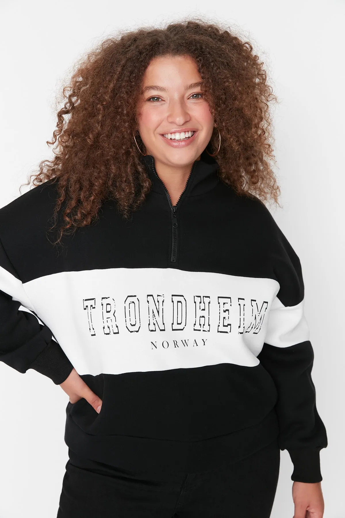Trendyol Curve  Schwarzes Strick-Sweatshirt mit Farbblockierung, Reißverschluss und Stehkragen, dick, erhöht, TBBAW23AO00073