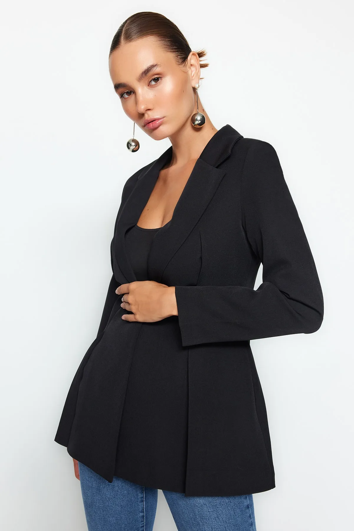 Trendyol Collection  Schwarze taillierte, gefütterte Blazerjacke aus Webstoff TWOAW24BC00047