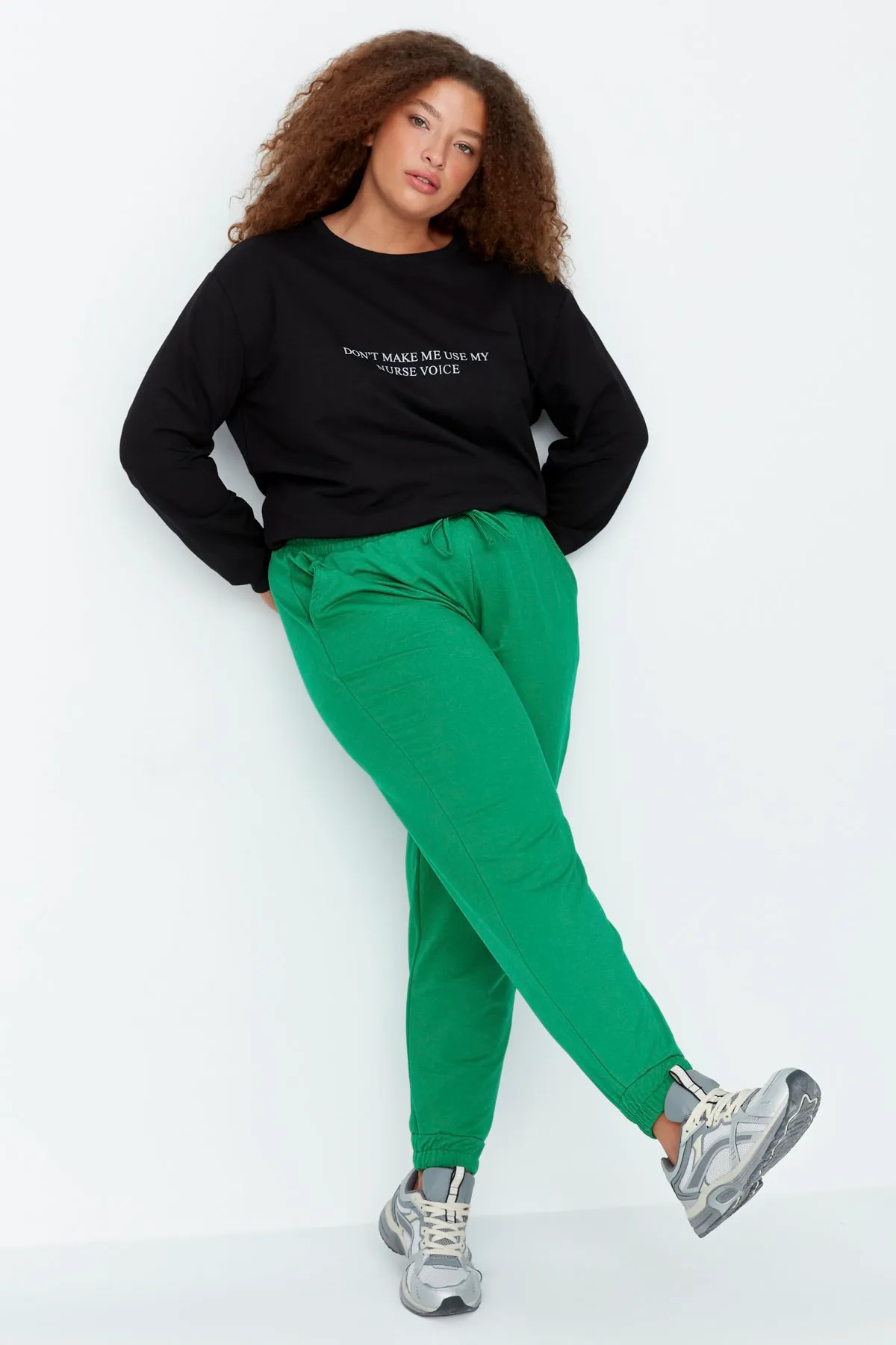 Trendyol Curve  Grüne lockere Jogger-Jogginghose aus dünnem Strick TBBAW23AJ00011