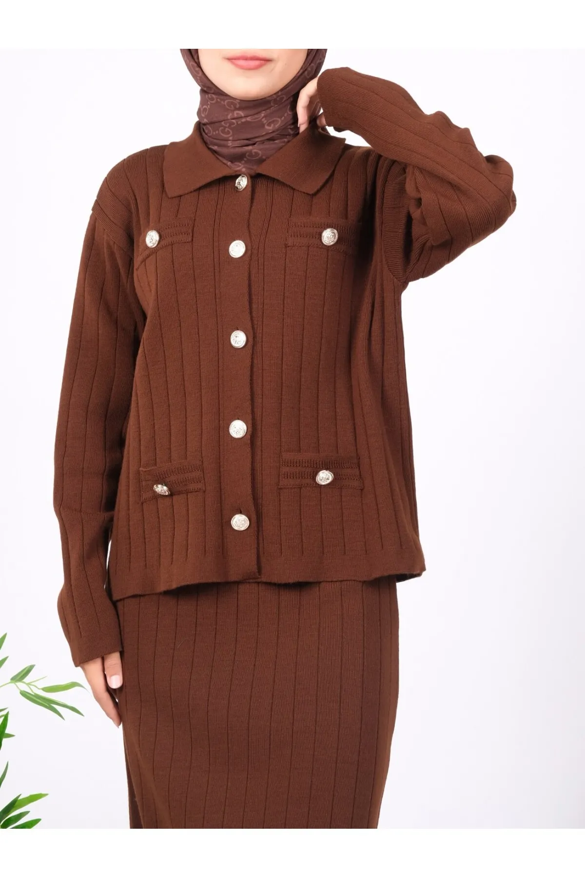 Modamorfo  Cardigan-Strickset mit schmalem Rock und Metallknöpfen