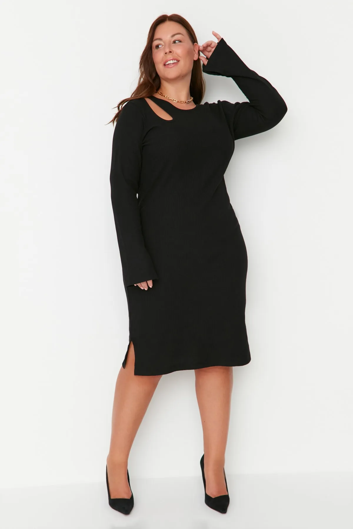 Trendyol Curve  Schwarzes, detailliertes Midi-Strickkleid mit Ausschnitten TBBAW23AH00064