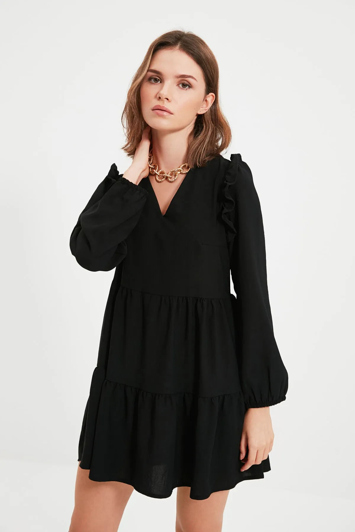 Trendyol Collection  Schwarzes, gerade geschnittenes Mini-Webkleid mit gerafften Rüschen und Details TWOAW22EL0762
