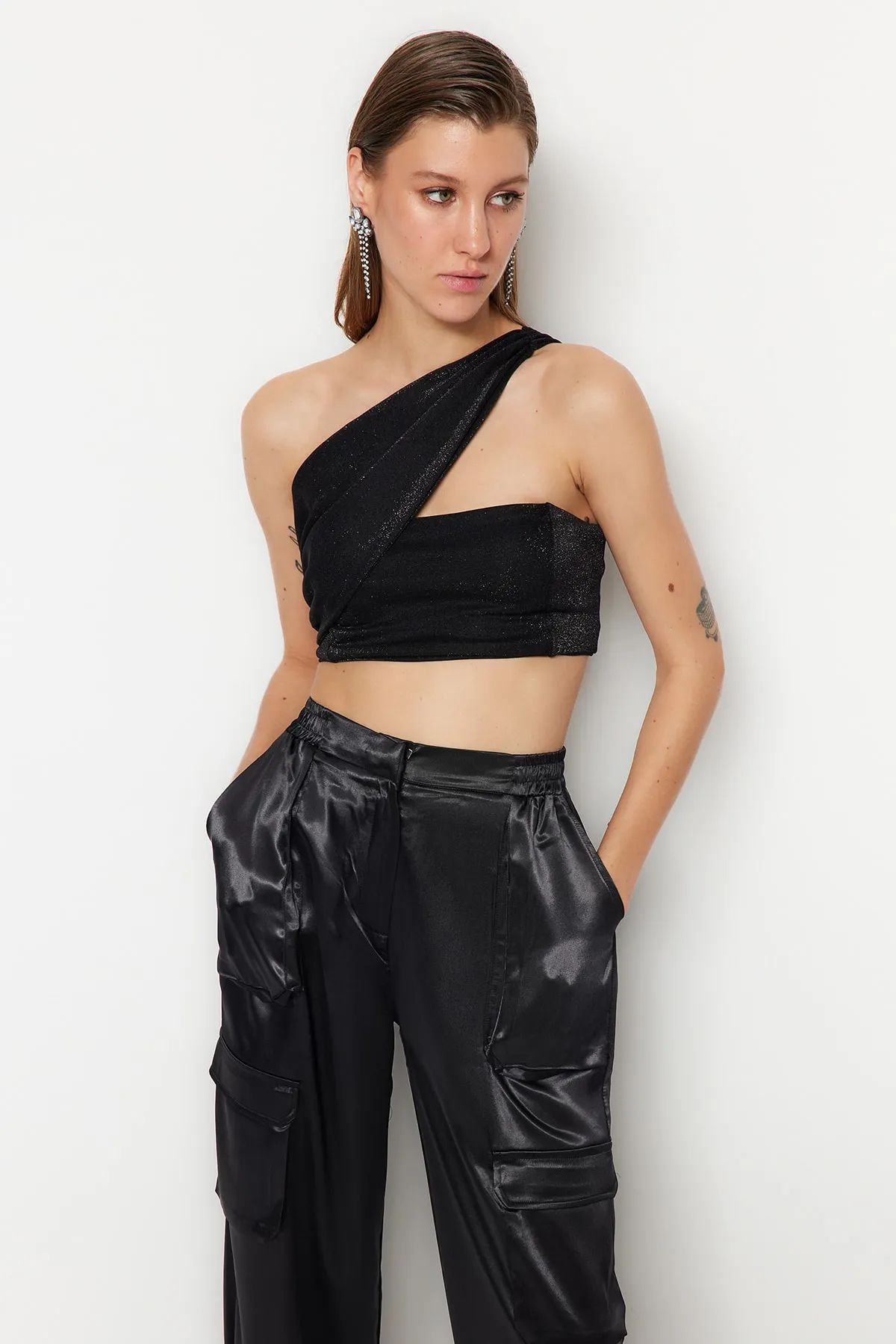 Trendyol Collection  Schwarzes, kurz gestricktes, glänzendes Bustier TPRSS23BS00042