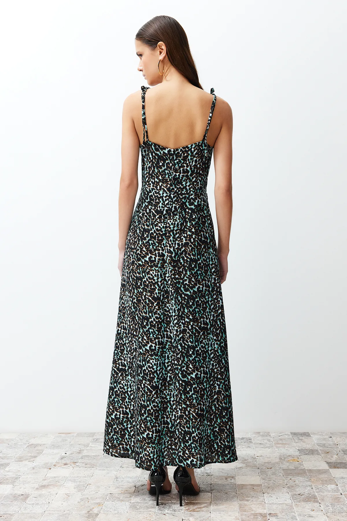 Trendyol Collection  Blaues Maxi-Webkleid mit Leopardenmuster, A-Linien-Schlitz und detailliertem Detail TWOSS23EL01892