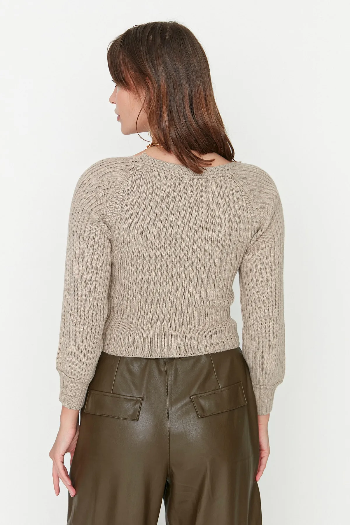 Trendyol Collection  Nerz Kurzer Strickpullover mit Herzkragen TWOAW22KZ1760