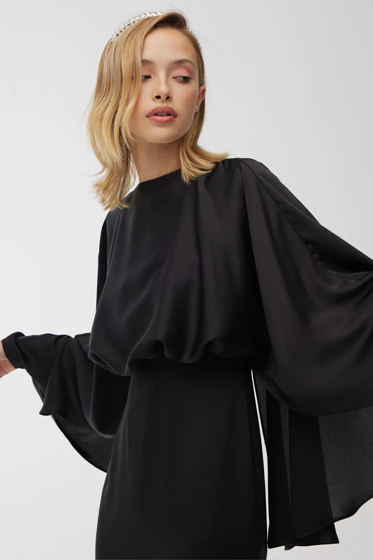 Manuka  Cape-Abendkleid aus Seidensatin in Schwarz