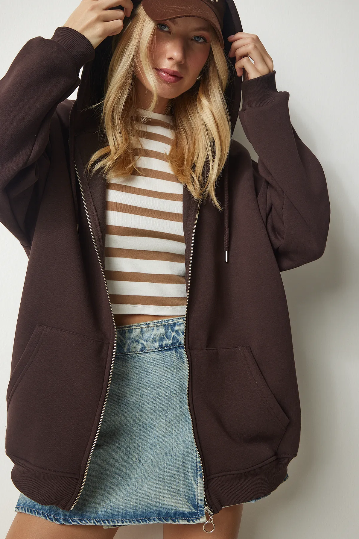 Happiness İstanbul  Braunes Oversize-Sweatshirt mit Kapuze und Reißverschluss für Damen UB00124