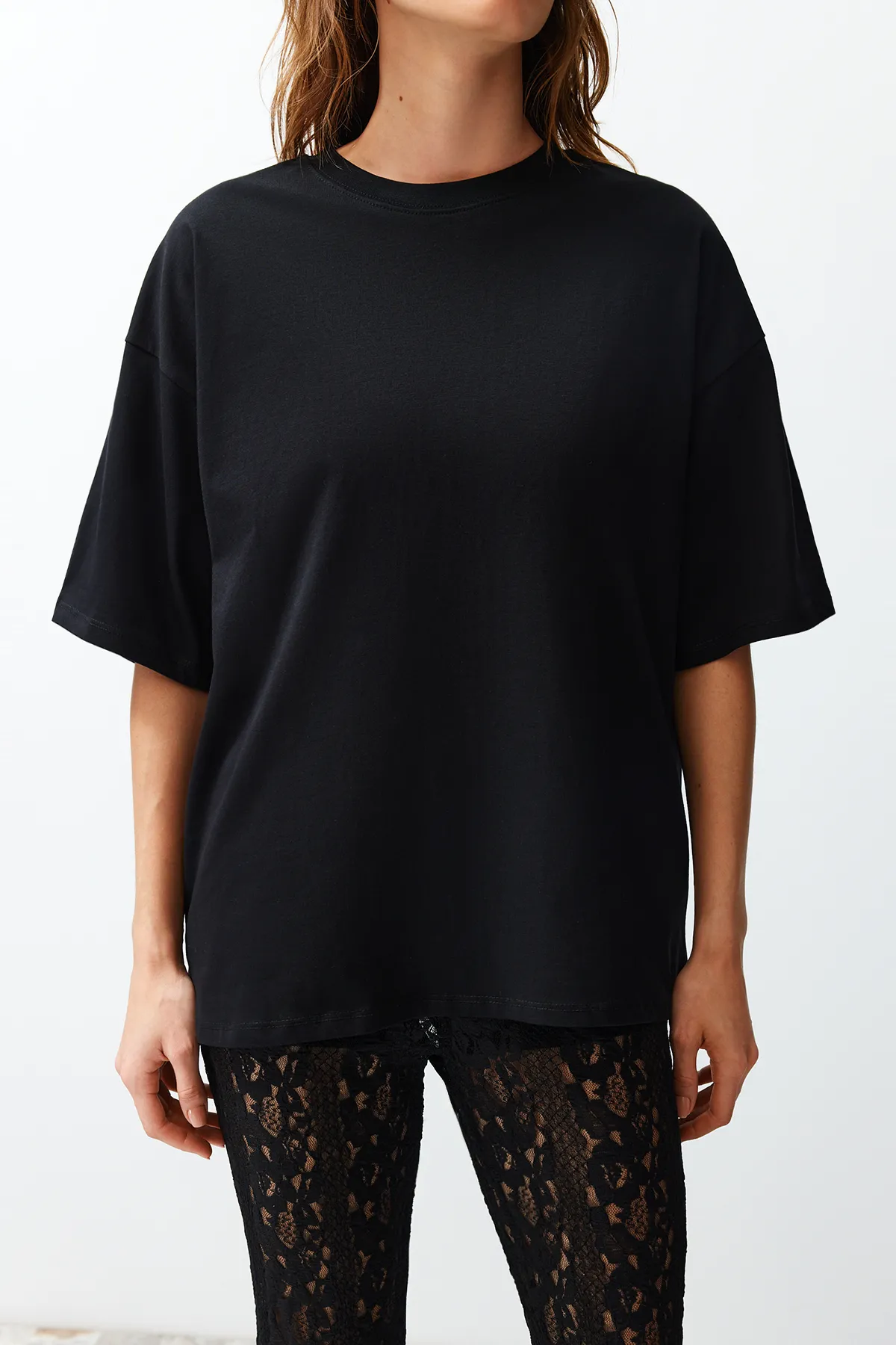 Trendyol Collection  Schwarzes Premium-Strick-T-Shirt mit Rundhalsausschnitt aus 100 % Baumwolle in Übergröße/weiter Passform TWOSS23TS00040