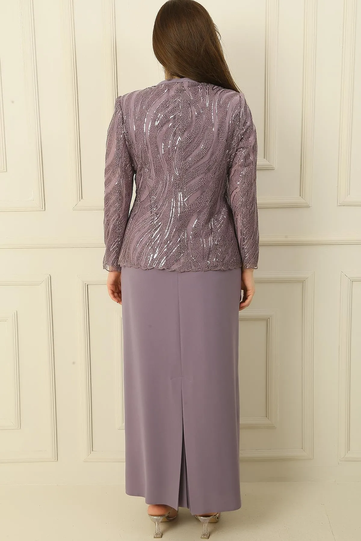 By Saygı  Langes Kleid mit Halbmondärmeln, mit Perlen und Pailletten bestickt, Jacke aus Tüll, gefüttert, 2-teiliges Set in Übergröße