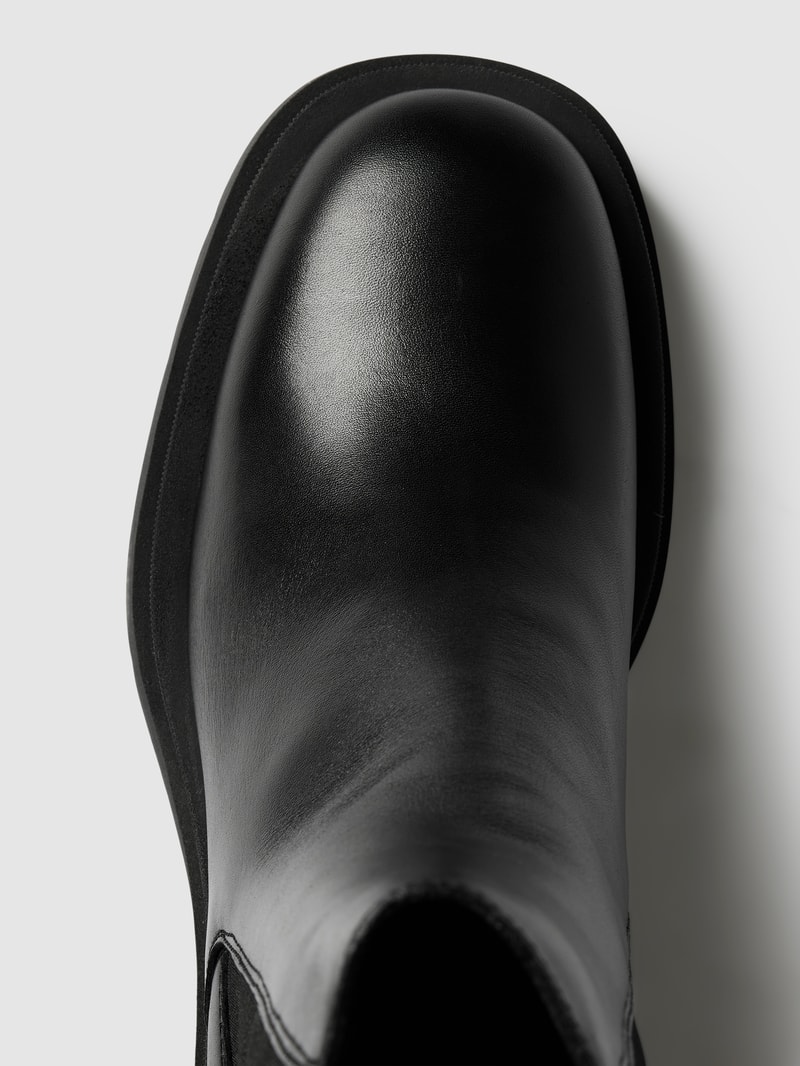 Chelsea Boots mit Label-Prägung in schwarz