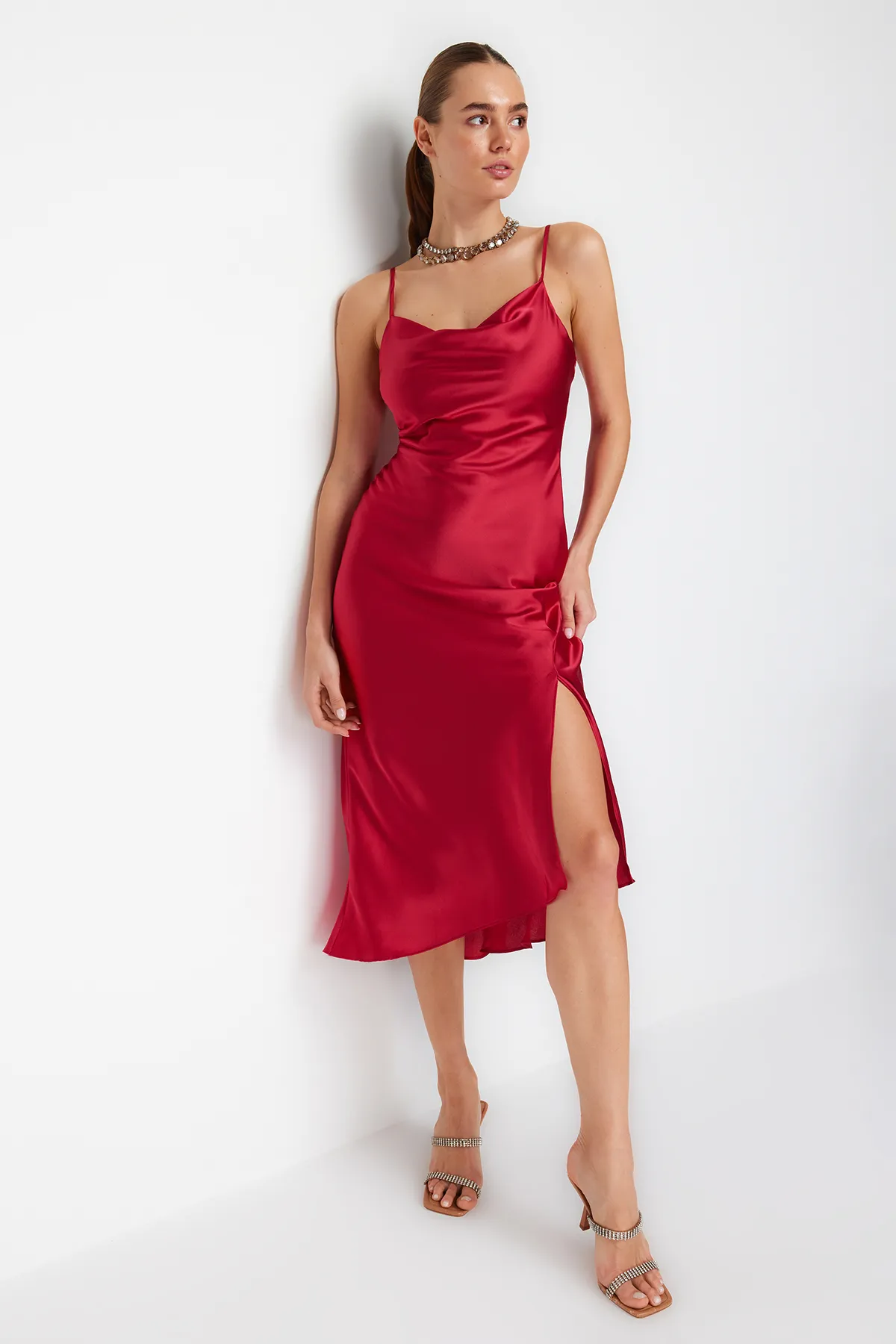 Trendyol Collection  Rot gefüttertes Abendkleid aus gewebtem Satin TPRSS19BB0058