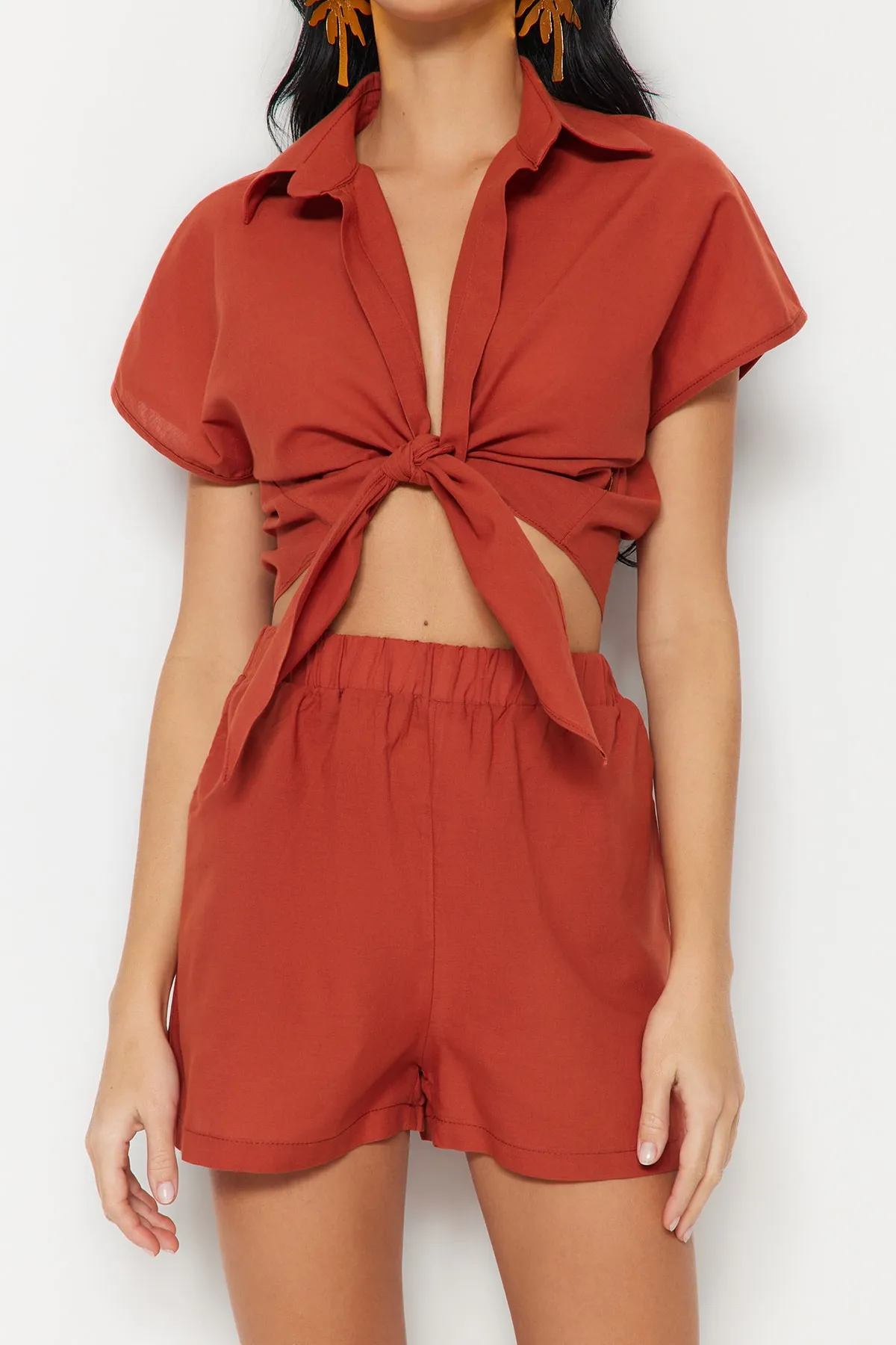 Trendyol Collection  Braunes, gewebtes Hemd-Shorts-Set aus 100 % Baumwolle mit Bindeband, TBESS23AU00146