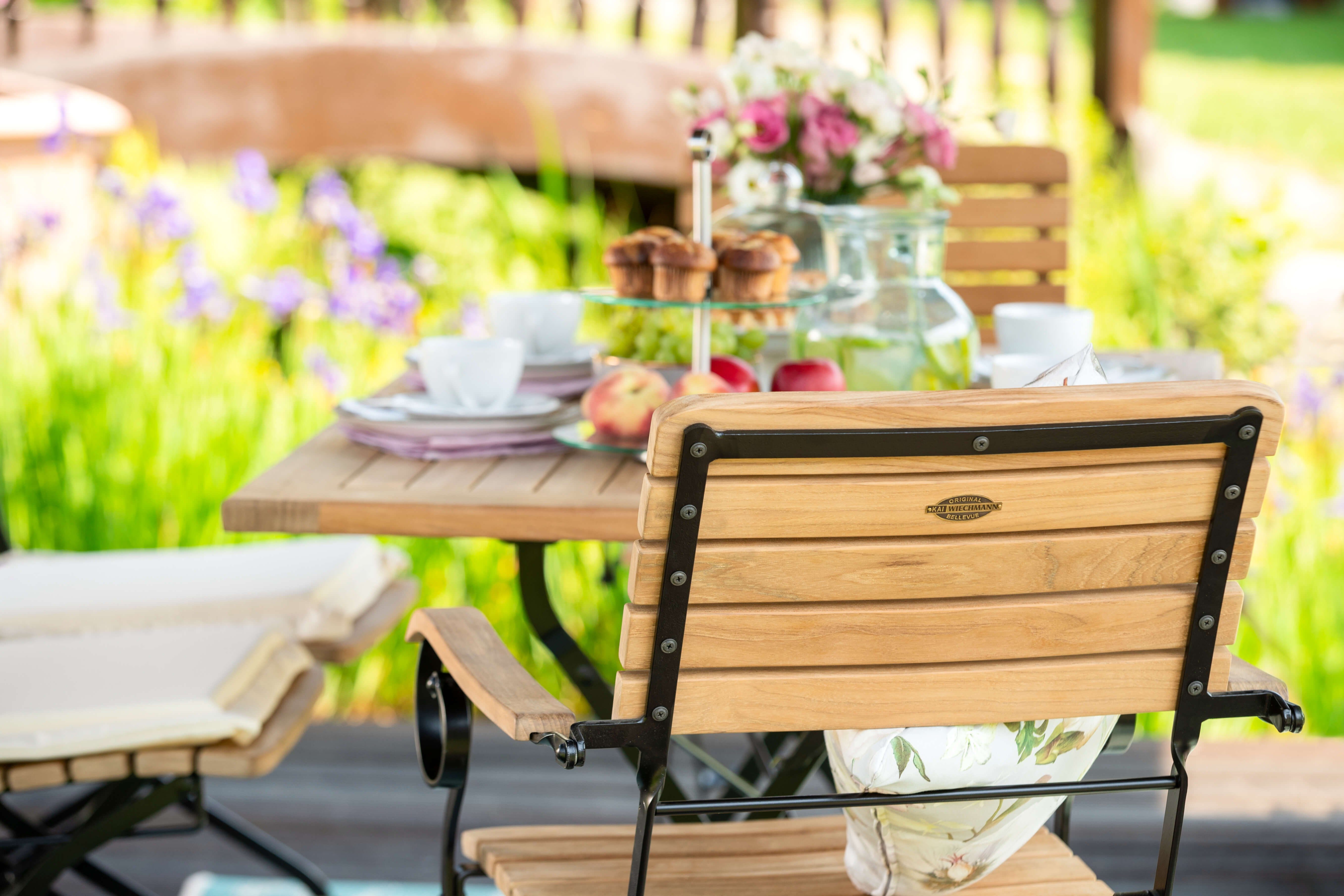 Kai Wiechmann Klapptisch Premium Teak Falttisch 120 x 80 cm als wetterfester Balkontisch, rostfreier und langlebiger Teak Eisen Gartentisch