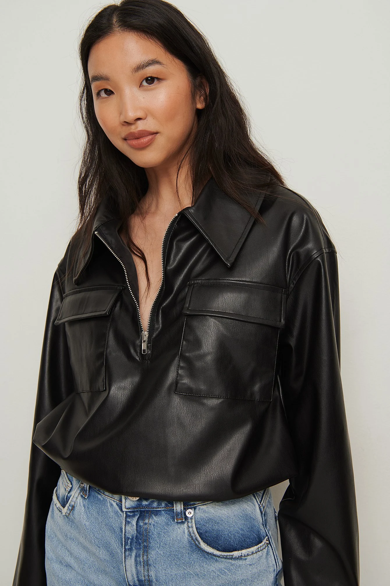 Recycelter kurzer PU-Anorak mit Kordelzug
