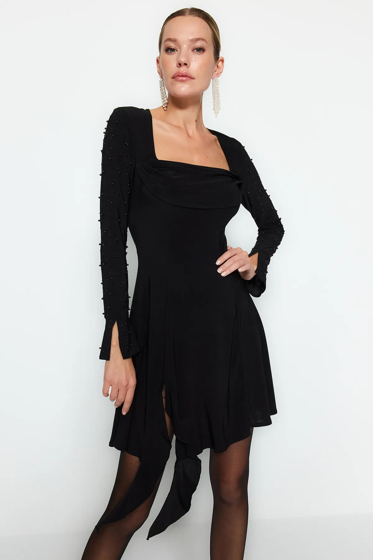 Trendyol Collection  Elegantes Abendkleid mit schwarzen Perlenaccessoires TPRAW24EL00259