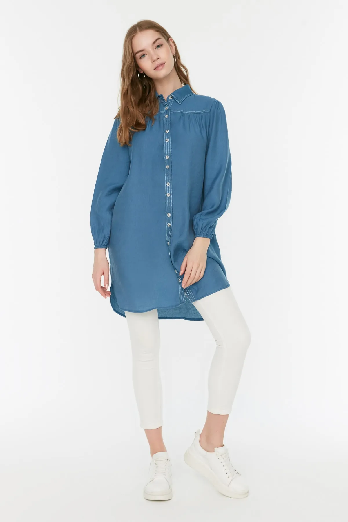 Trendyol Modest  Indigofarbenes Hemd aus gewebtem Leinen-Look mit Kontrastnähten und natürlichem Stoff TCTSS22GO0380