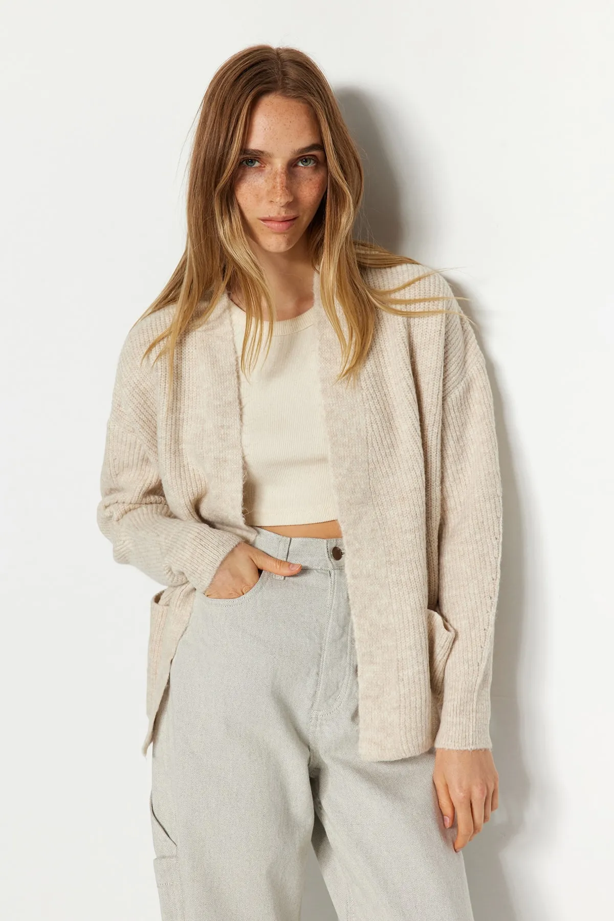 Trendyol Collection  Stone Wide Fit Weich strukturierte Strick-Cardigan mit Taschendetail TWOAW24HI00133