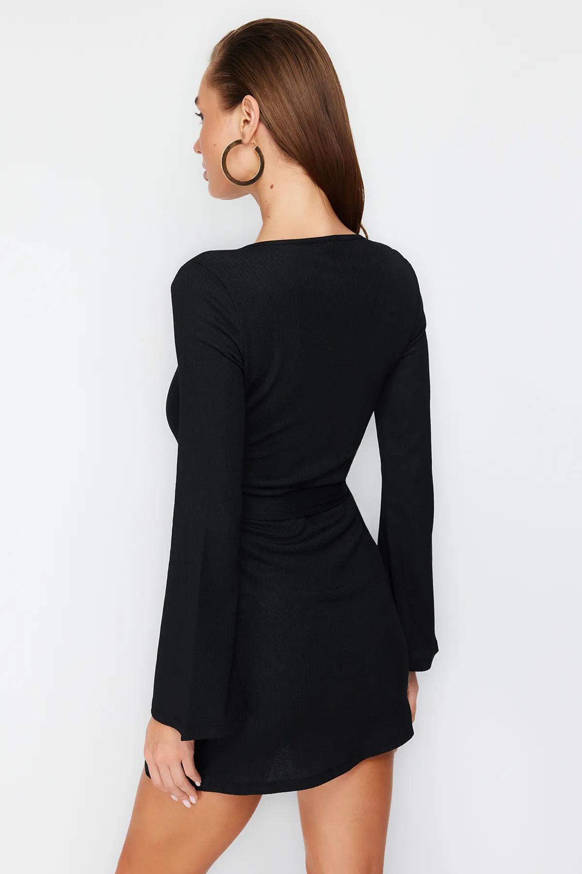 Trendyol Collection  Schwarzes, gewebtes Mini-Strandkleid zum Binden TBESS24EL00072