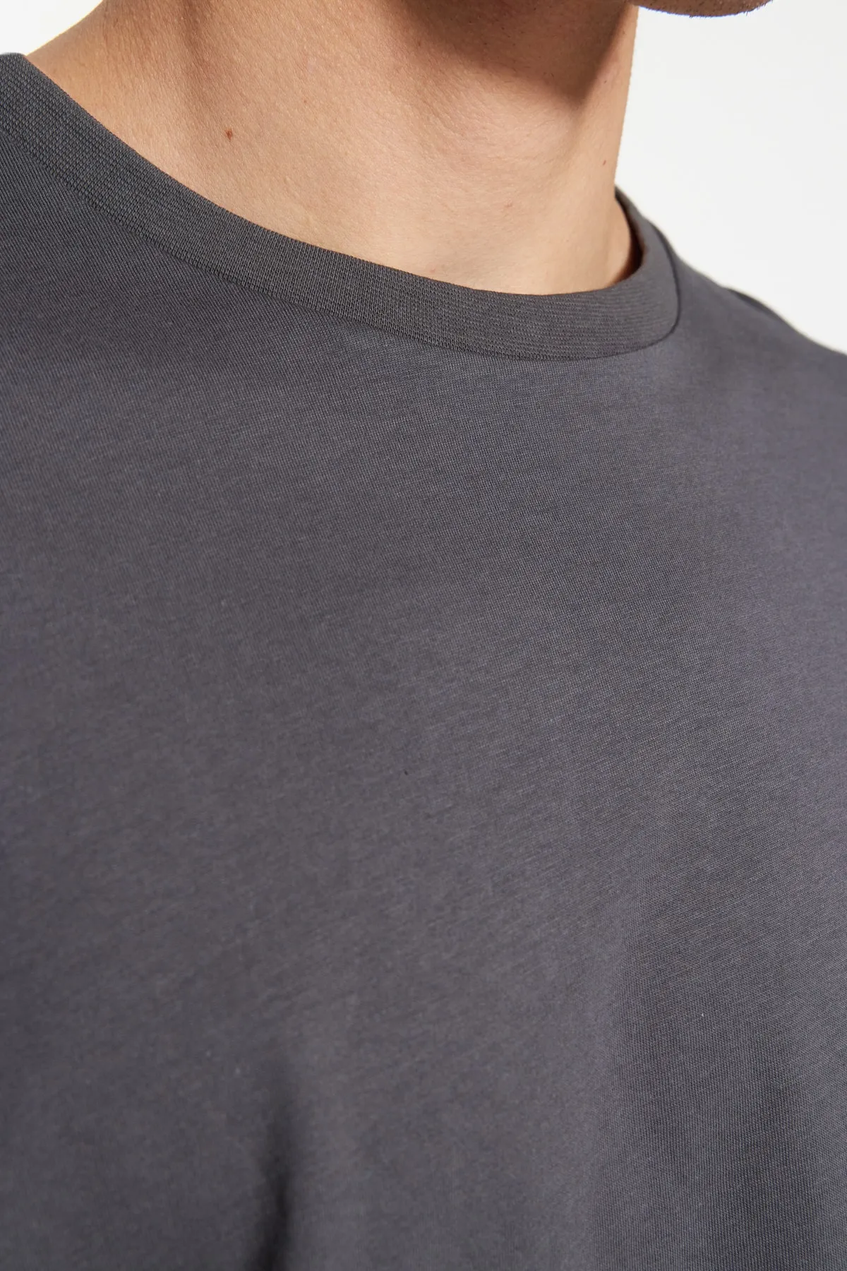 Trendyol Collection  Anthrazitfarbenes, übergroßes/weit geschnittenes Kurzarm-T-Shirt mit Rundhalsausschnitt TMNSS23TS00159