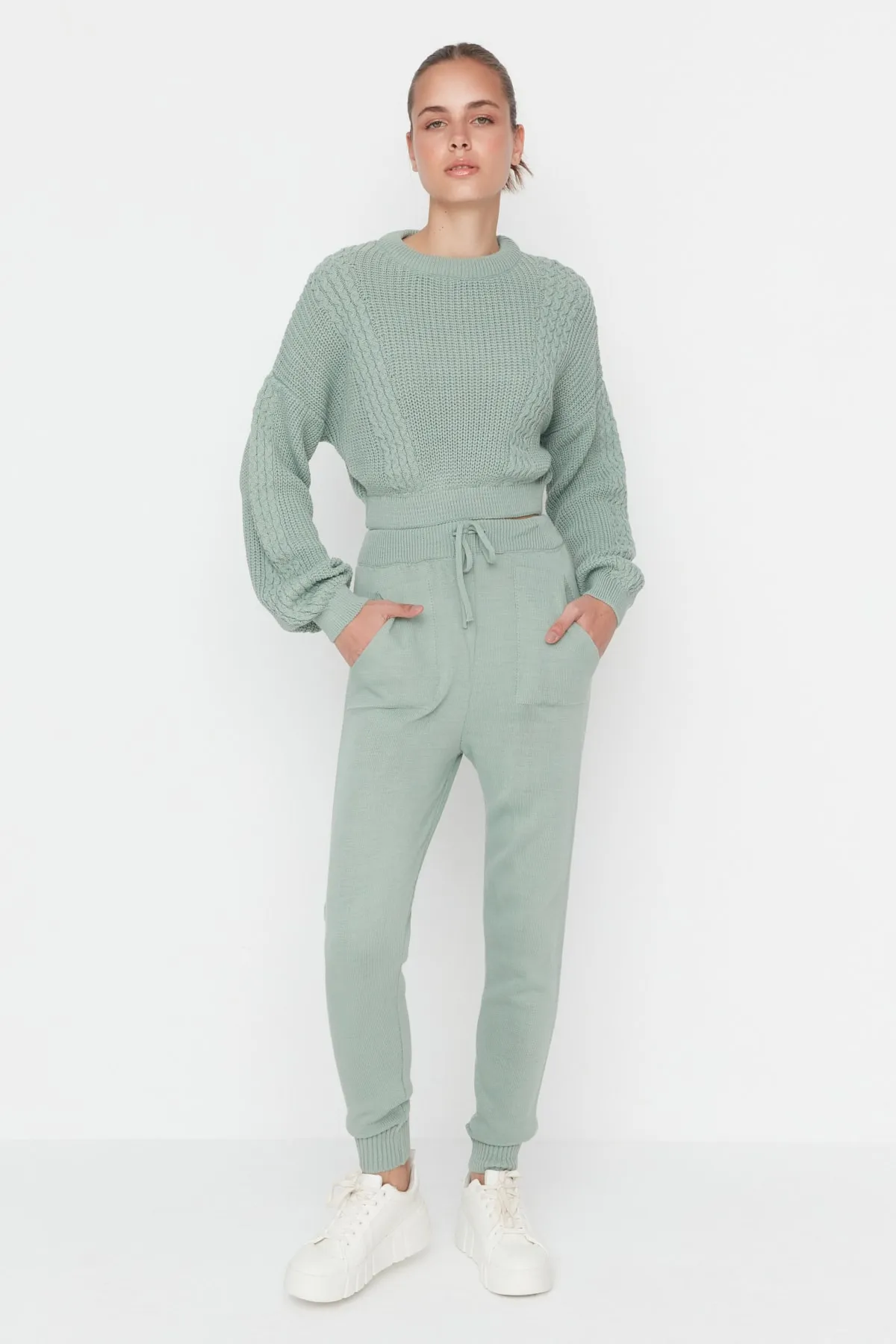 Trendyol Collection  Mintgrünes, kurzes Strickoberteil und -unterteil-Set mit Rundhalsausschnitt TWOAW21AU0047