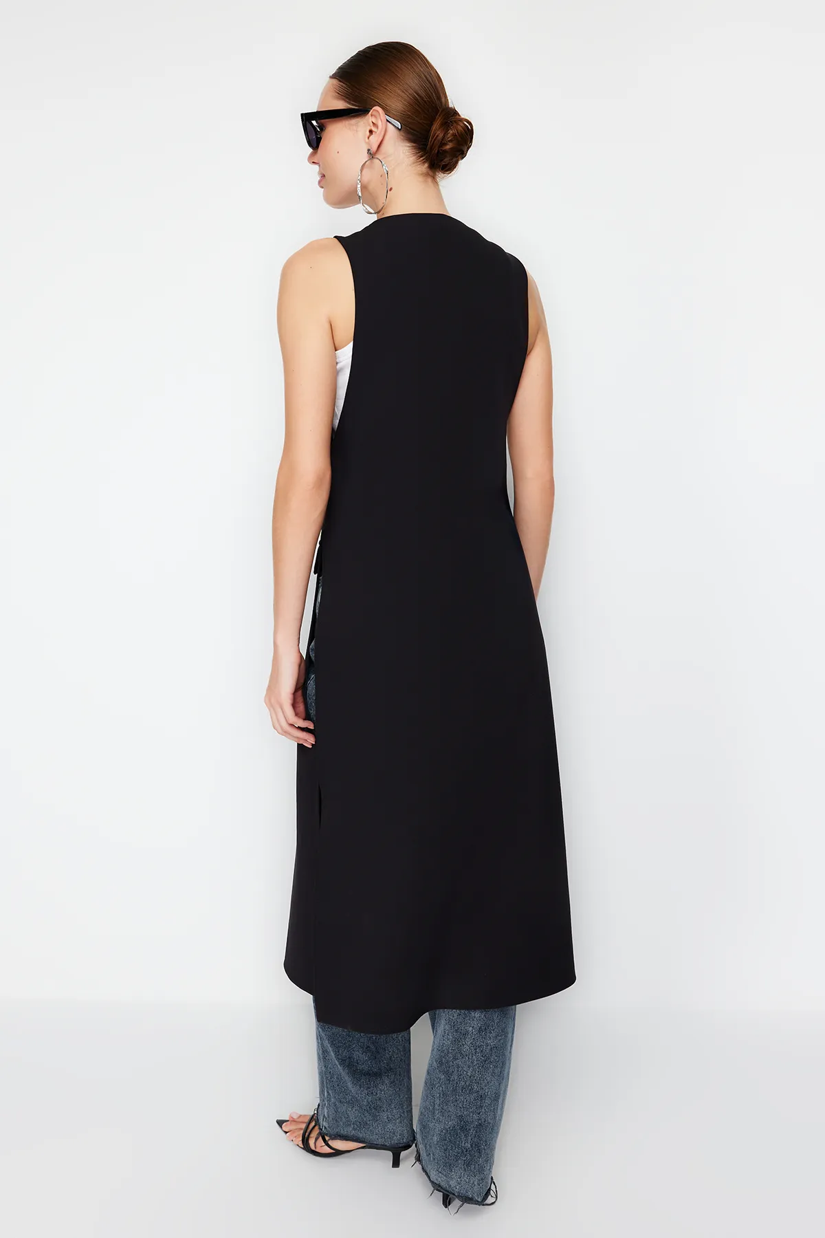 Trendyol Collection  Schwarze, taillierte, lange Weste TWOSS24YE00036