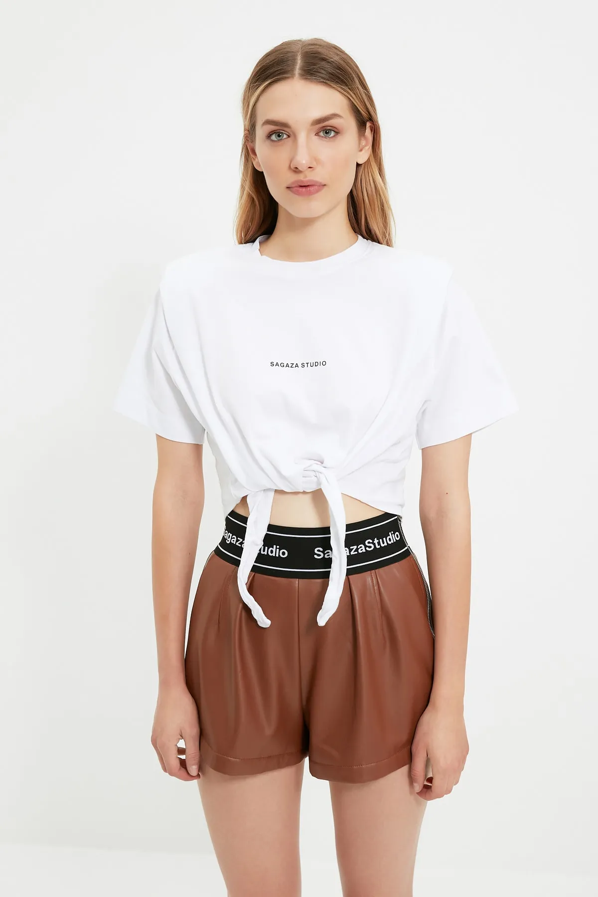 Trendyol Collection  X Sagaza Studio Strick-T-Shirt mit weißem Slogan TPRAW22TS0214