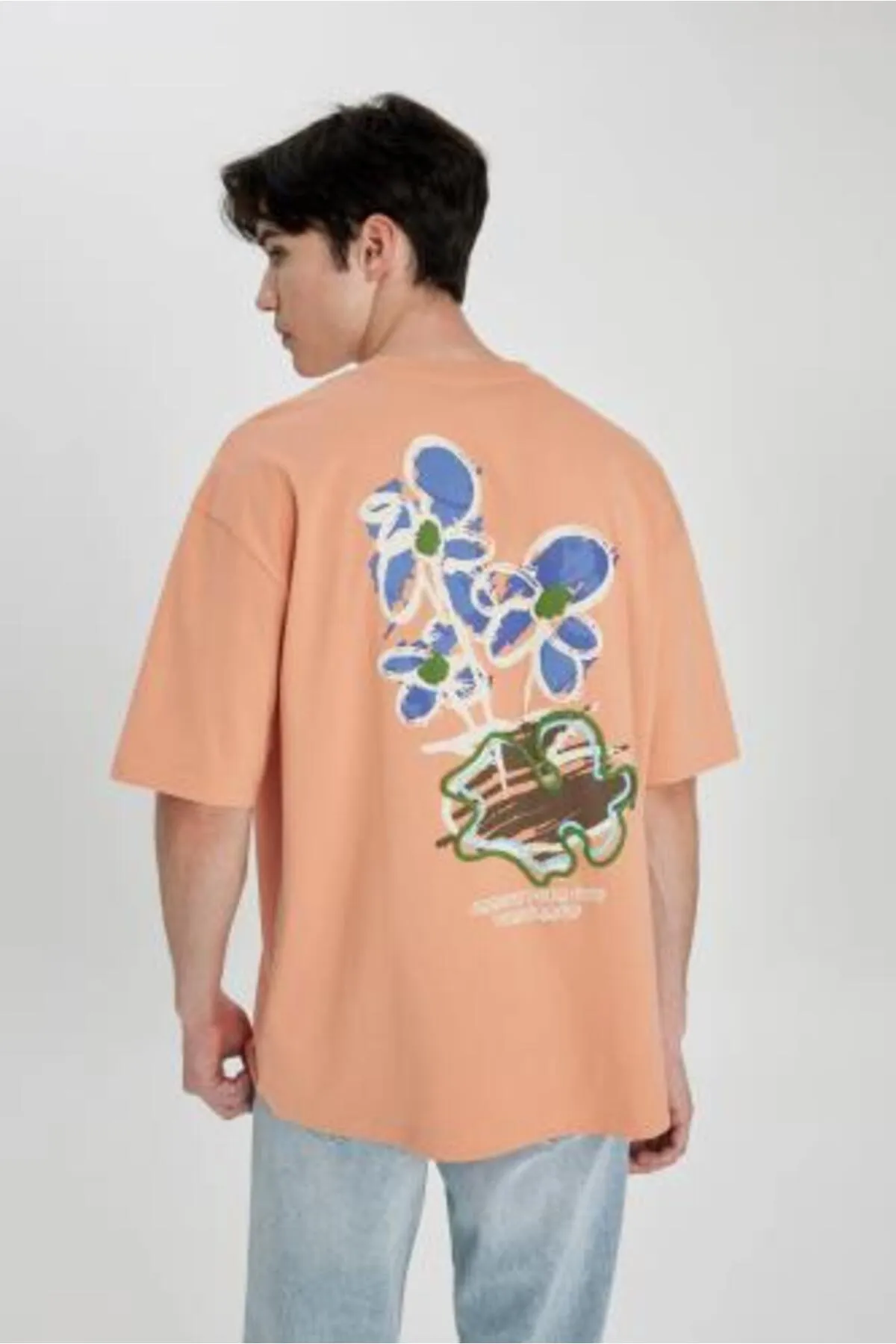 DeFacto  Kurzarm-T-Shirt mit Oversize-Passform und bedrucktem Rücken, Rundhalsausschnitt und bedrucktem Rücken B4646ax24sp