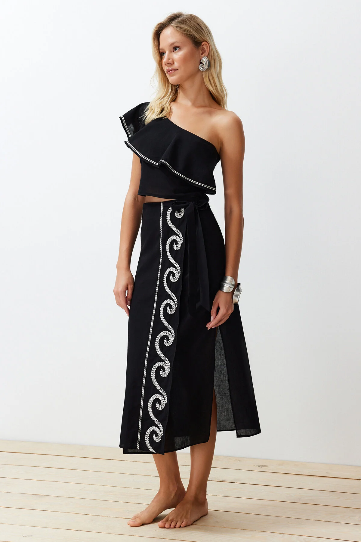 Trendyol Collection  Schwarzes, gewebtes Volant-Einschulter-Blusenrock-Set aus 100 % Baumwolle TBESS24AU00009