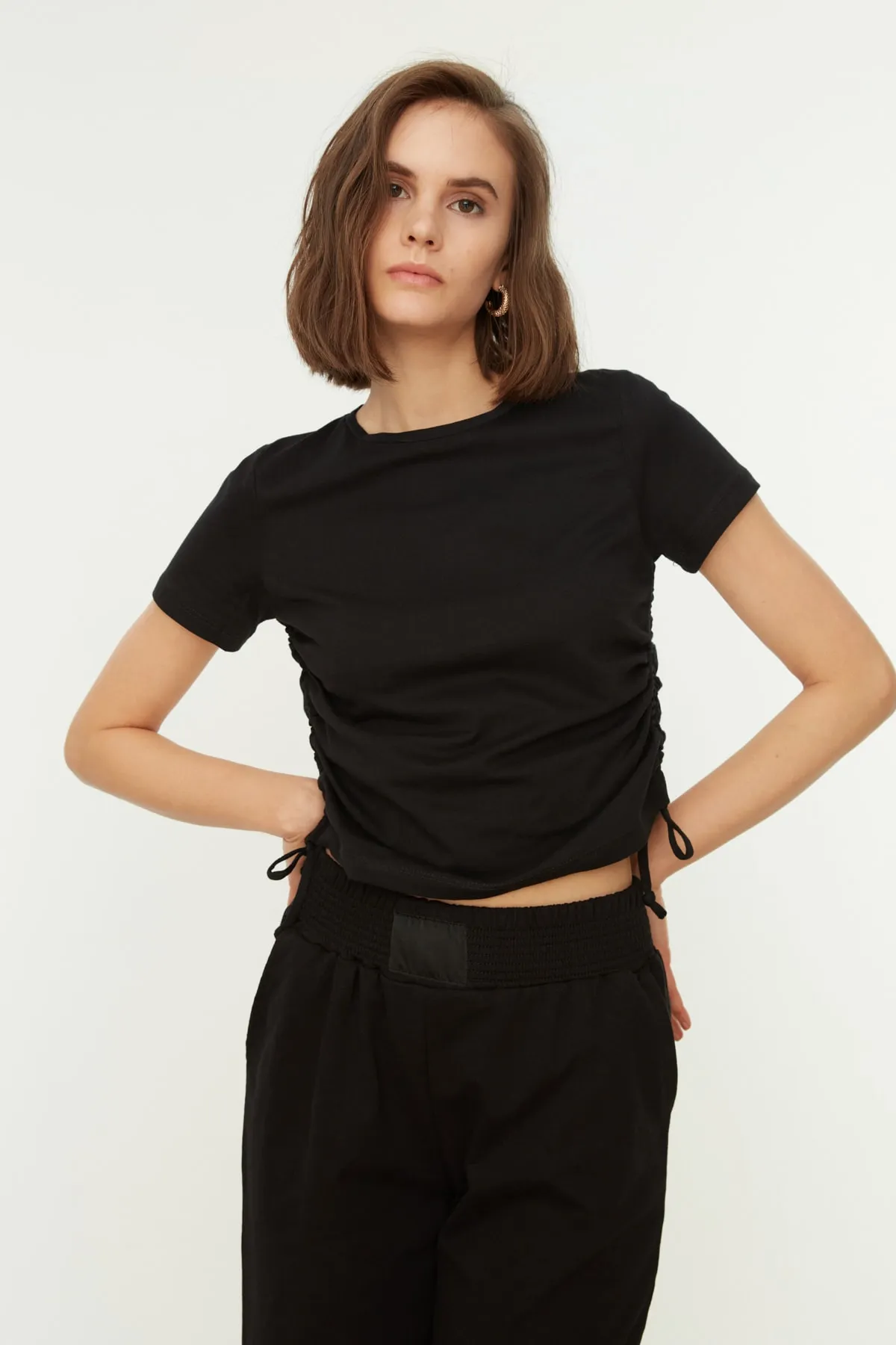Trendyol Collection  Schwarzes Basic-Strick-T-Shirt mit Rundhalsausschnitt aus 100 % Baumwolle mit Rüschen und Details TWOSS21TS0131
