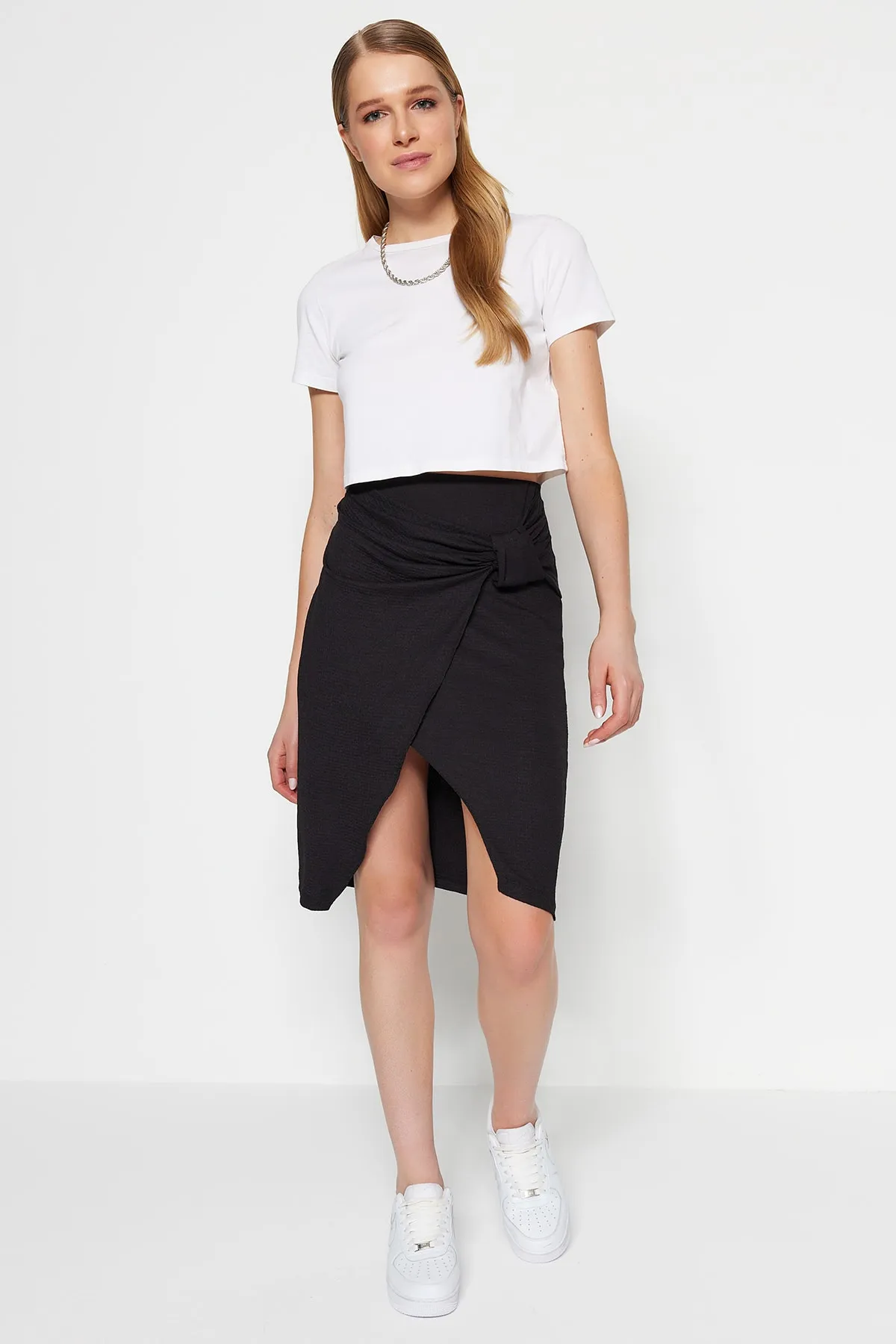 Trendyol Collection  Schwarzer zweireihiger Wickel-Midi-Strickrock mit hoher Taille TWOSS23ET00027