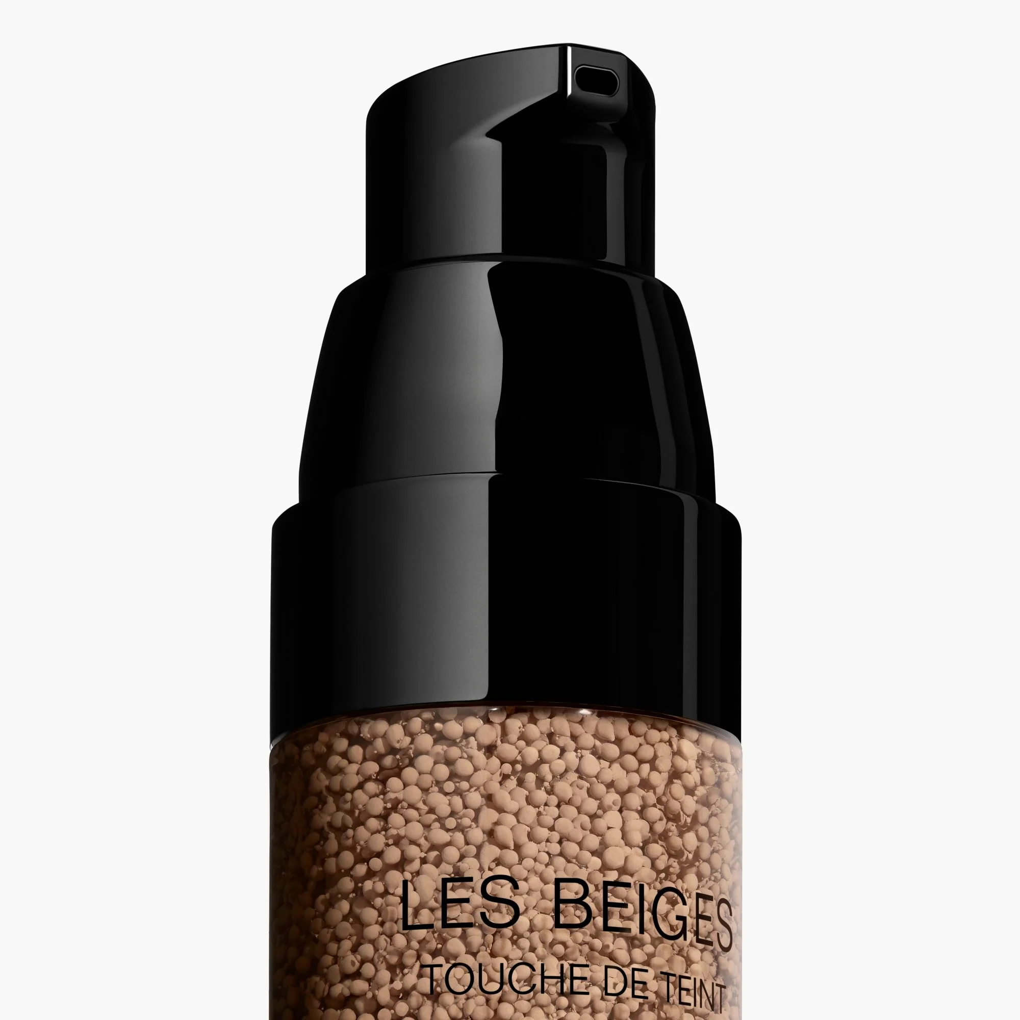 LES BEIGES TOUCHE DE TEINT - BASE DE MAQUILLAJE FRESCA CON MICROESFERAS DE PIGMENTO. UNIFORMA – ILUMINA – HIDRATA. EFECTO RADIANTE Y NATURAL PERSONALIZADO.
