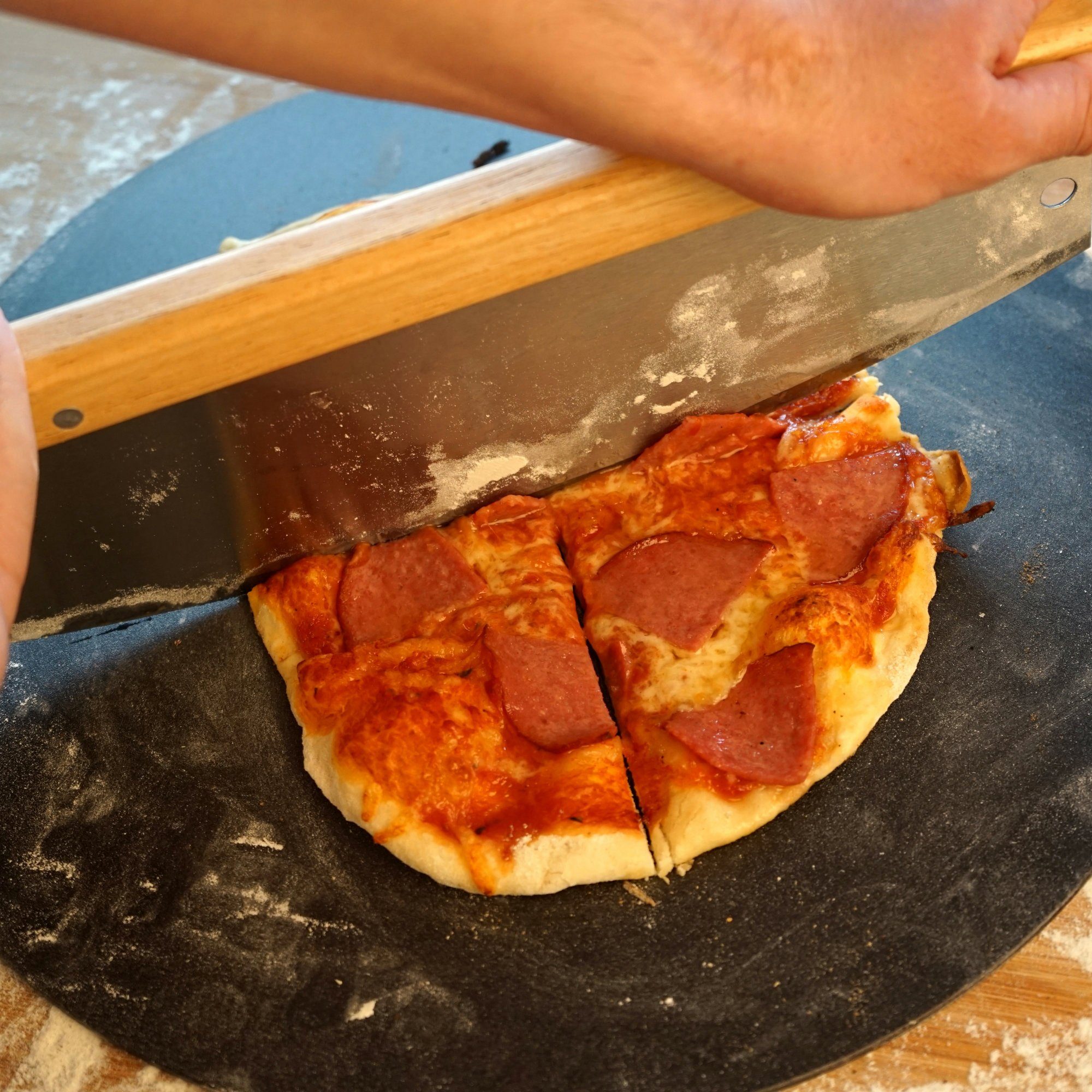 Mahlzeit Pizzastein 3-teiliges Pizza Set, 38 x 30 cm, Pizzastein mit Schaufel und Messer, Cordierit, (Set, 1x Pizzastein, 1x Bambus Pizzaschaufel, 1x Pizzamesser)