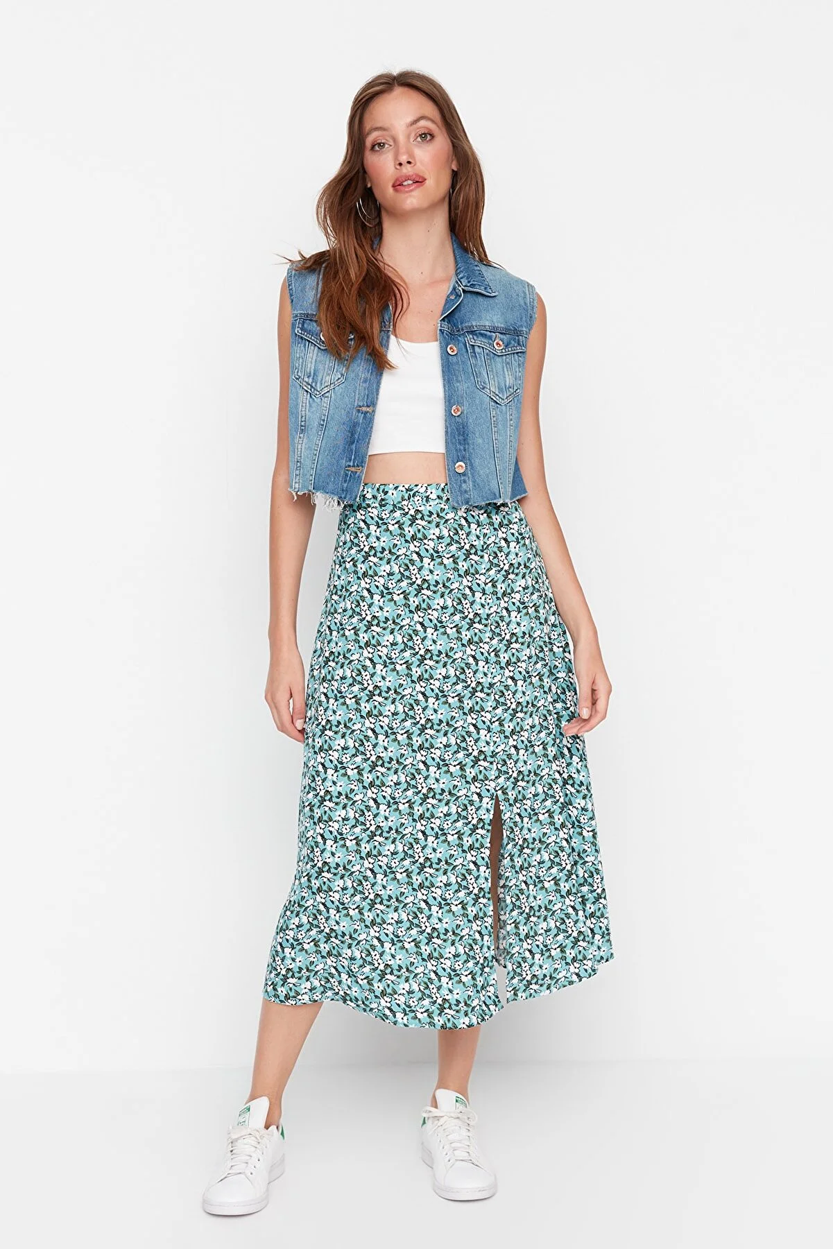 Trendyol Collection  Grüner gewebter Midirock aus Viskosestoff mit Schlitzdetail und Blumenmuster TWOSS20ET0230