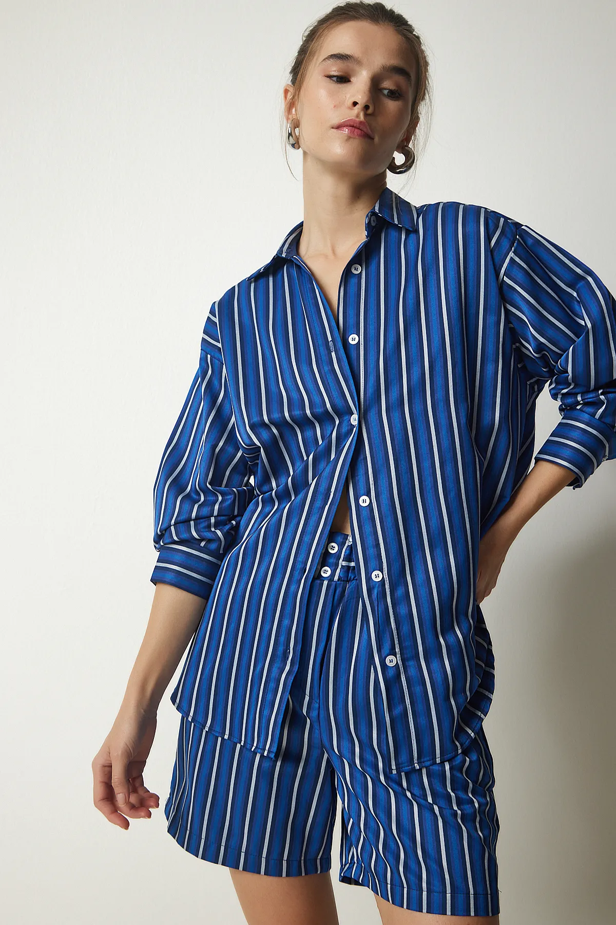 Happiness İstanbul  Blau gestreiftes Hemd-Shorts-Set aus Satin für Damen US00914