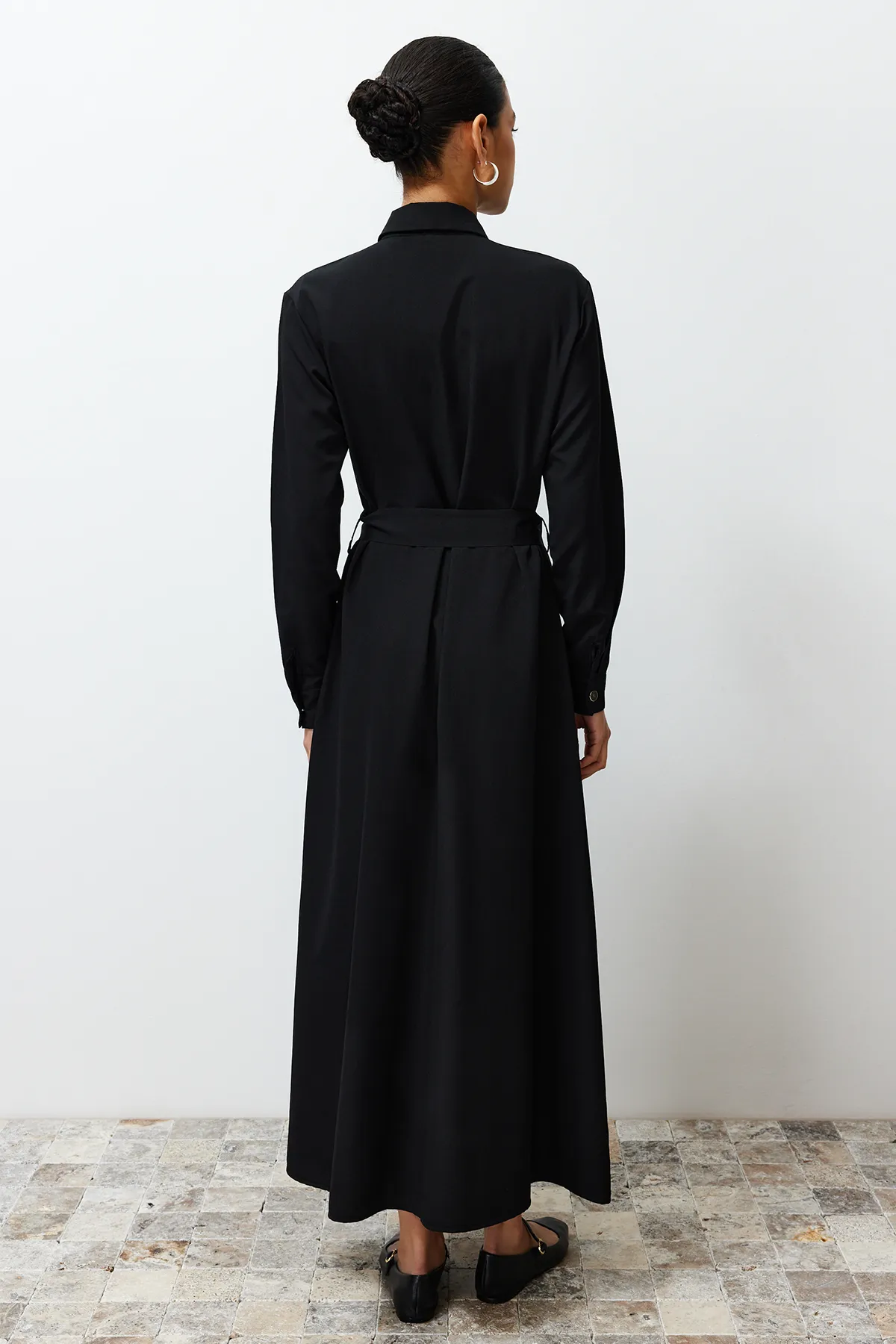 Trendyol Modest  Schwarzes, gewebtes Hemdblusenkleid mit goldenen Knöpfen TCTSS24EB00132