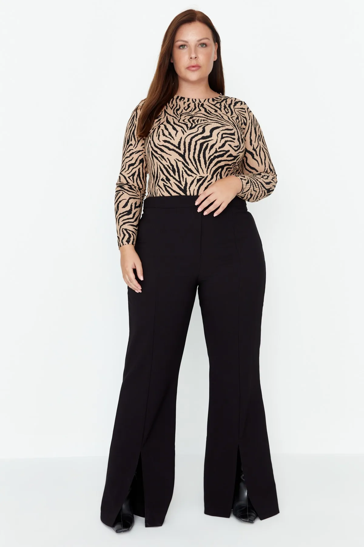 Trendyol Curve  Schwarze gewebte Hose mit weitem Bein und Schlitzdetail TBBAW23AR00008