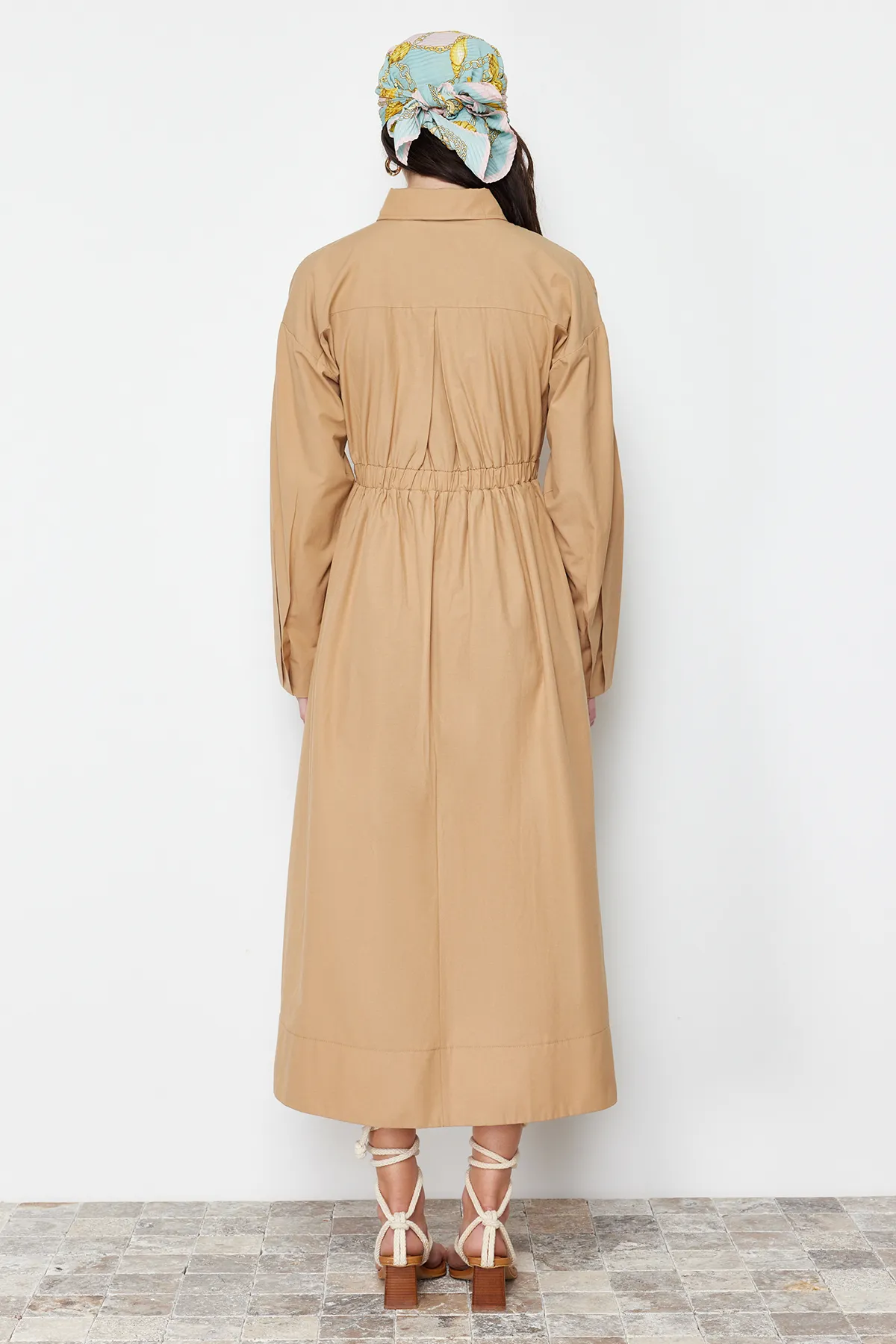 Trendyol Modest  Kamelfarbenes, detailliertes Webkleid mit Kordel und Reißverschluss TCTSS24EB00086