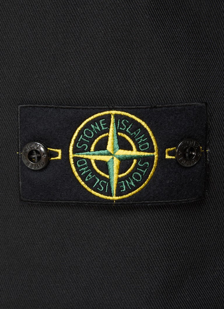 Pantaloni Stone Island 32503 slim fit, cu logo și buzunare cu fermoar.