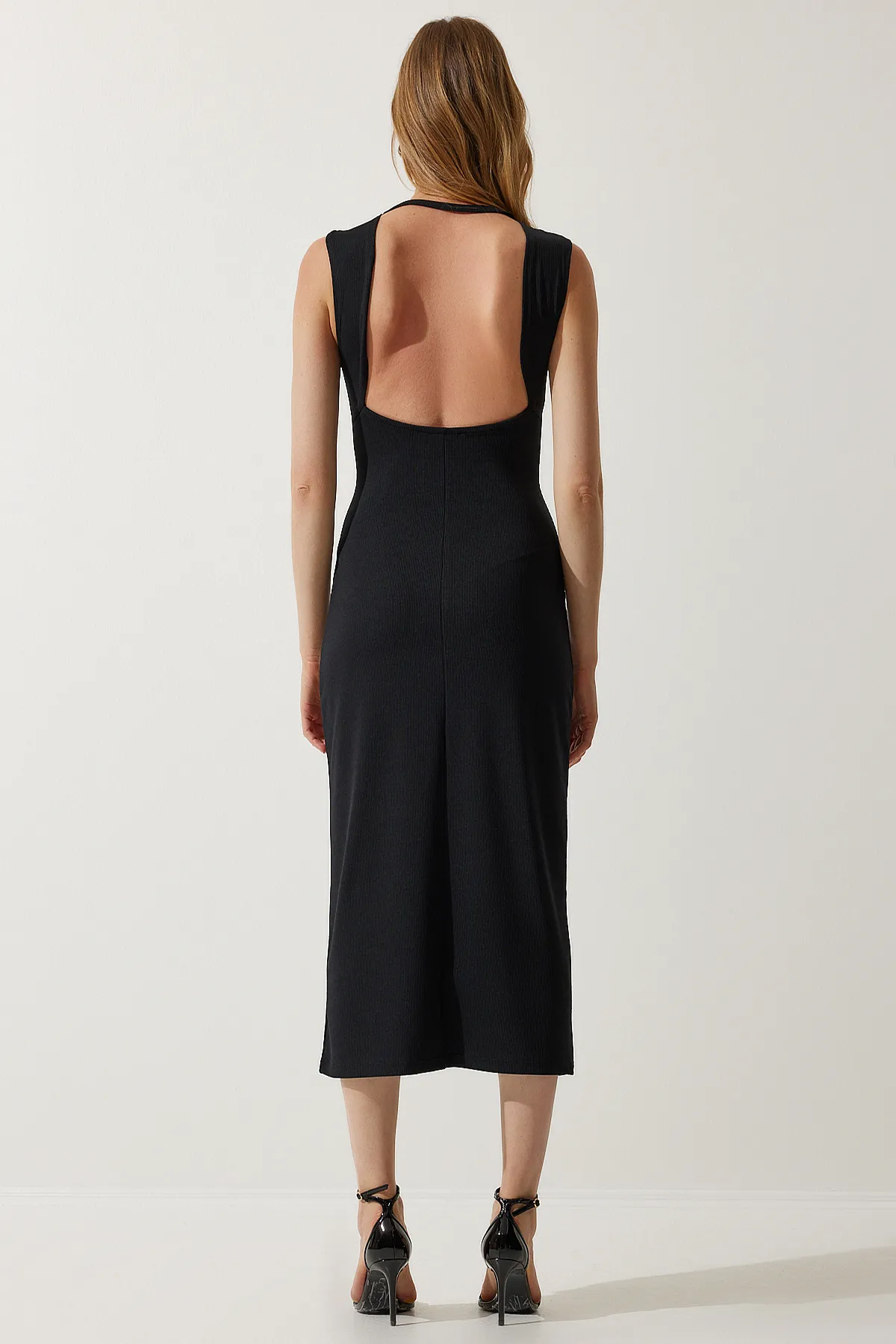 Happiness İstanbul  Schwarzes, rückenfreies, geripptes Strickkleid für Damen MC00267