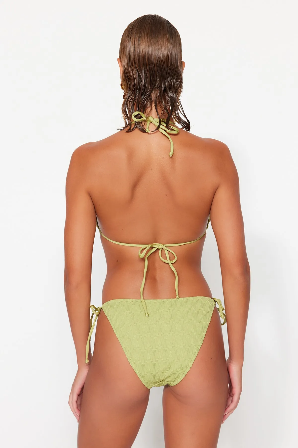Trendyol Collection  Strukturierte Bikinihose mit normalem Beinausschnitt in Grün zum Binden TBESS23BA00250